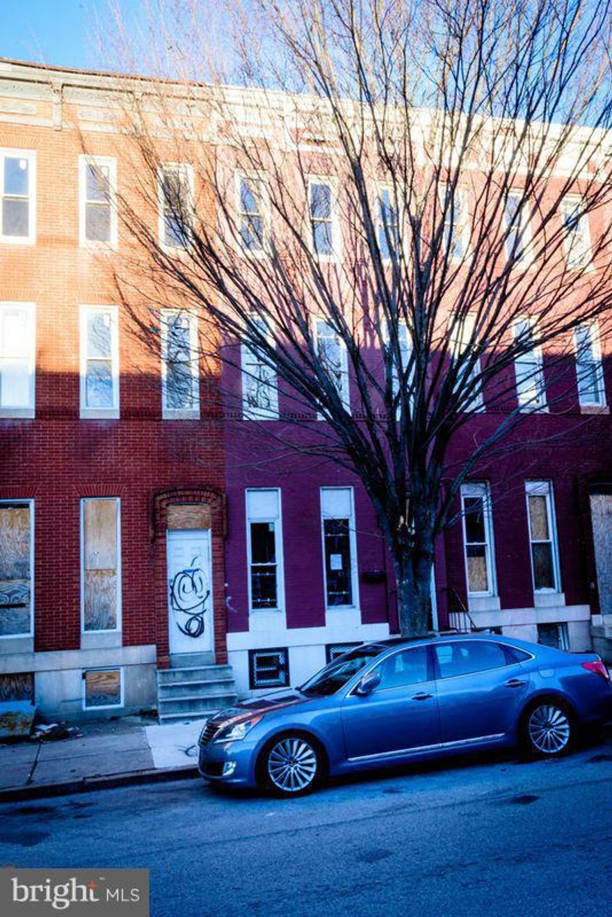 Large brick rowhome in Harlem Park w/ 2 bedrooms, 1 bath. Rooms are nicely sized. This is a Fannie Mae HomePath Property. >> AGENTS   SEE AGENT REMARKS FOR OFFER INSTRUCTIONS.