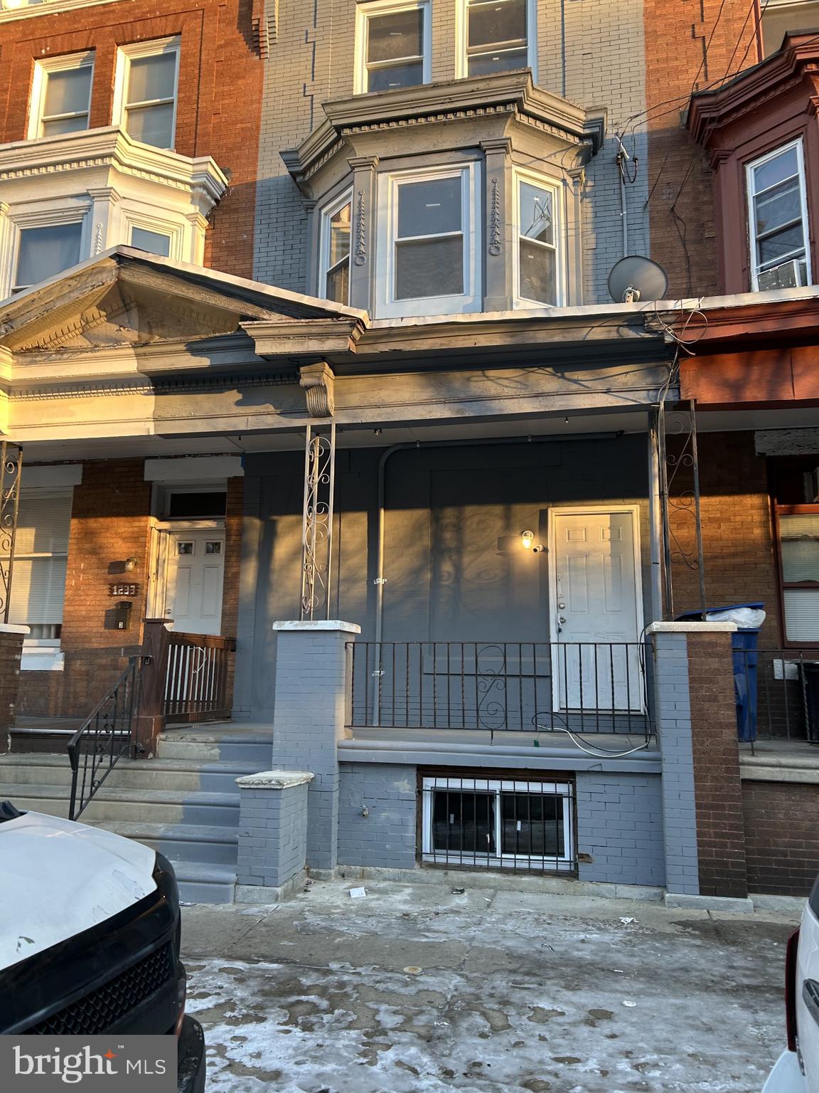 Beautifully renovated triplex with all the bells and whistles located in desirable Temple area. Great investment.
