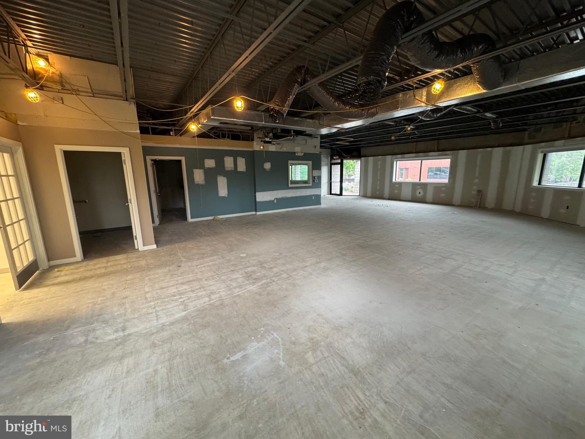 GREENFIELD - Commercial Lease