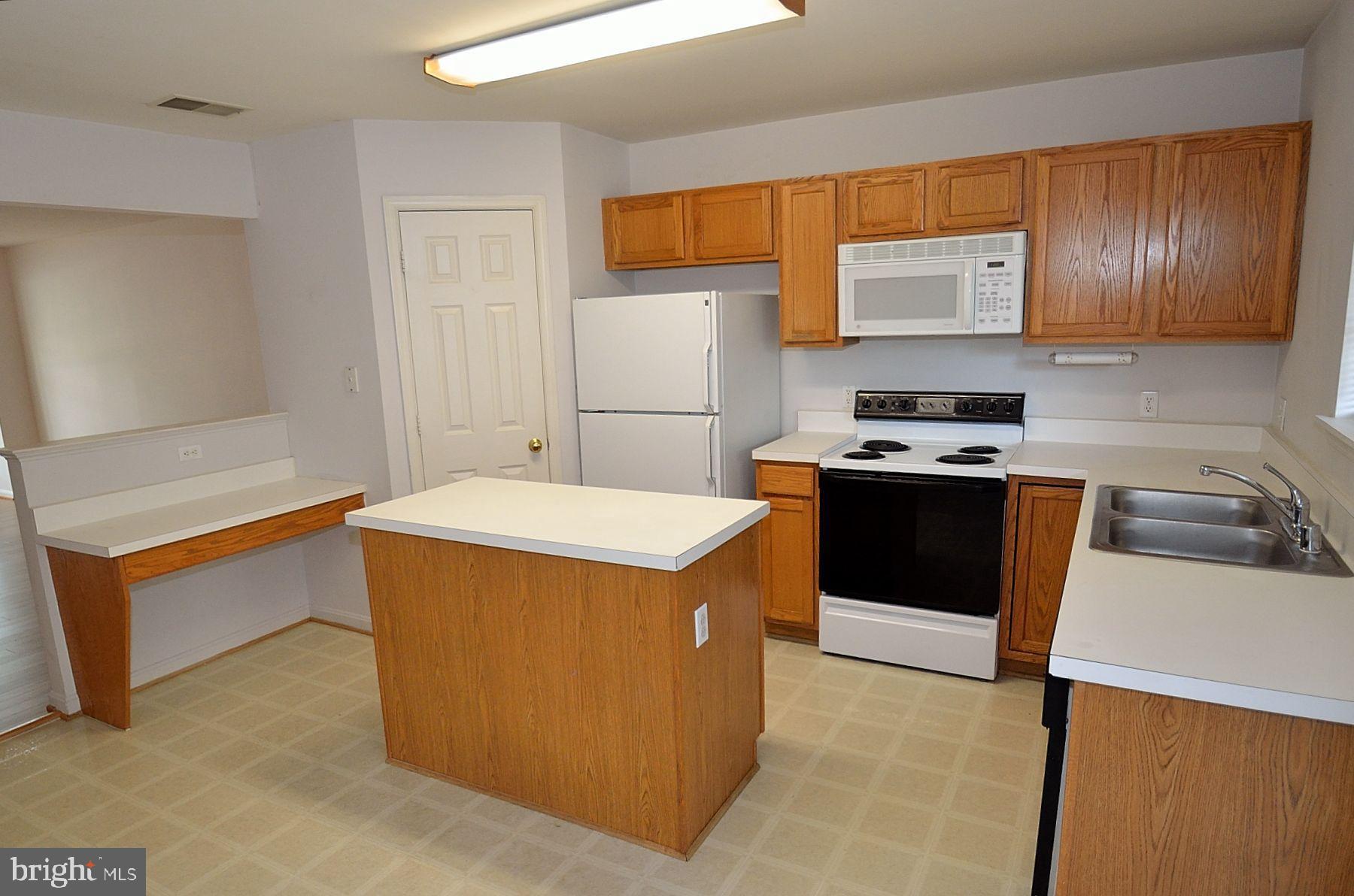 FAIR LAKES LAND BAY - Residential Lease