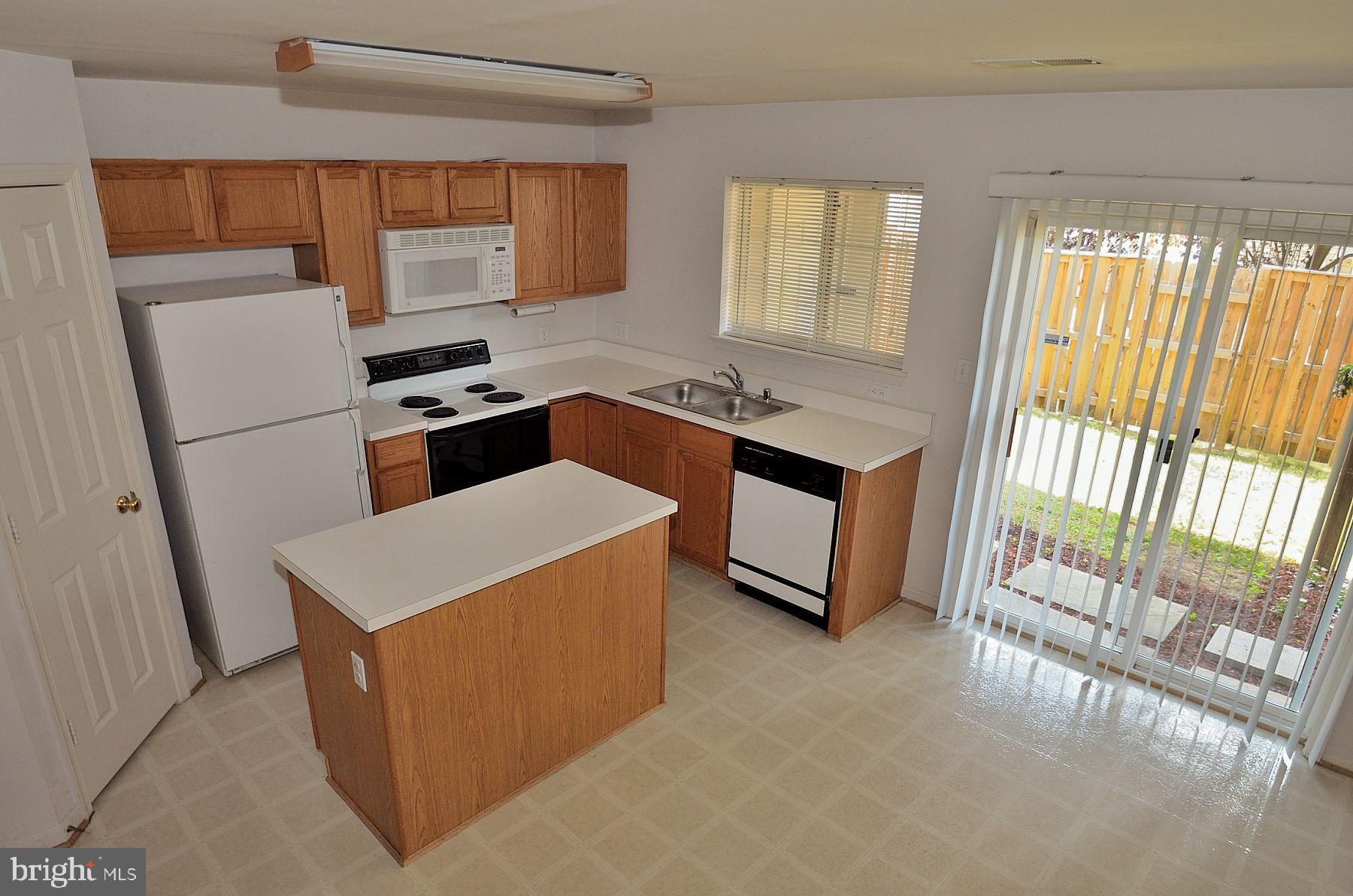 FAIR LAKES LAND BAY - Residential Lease