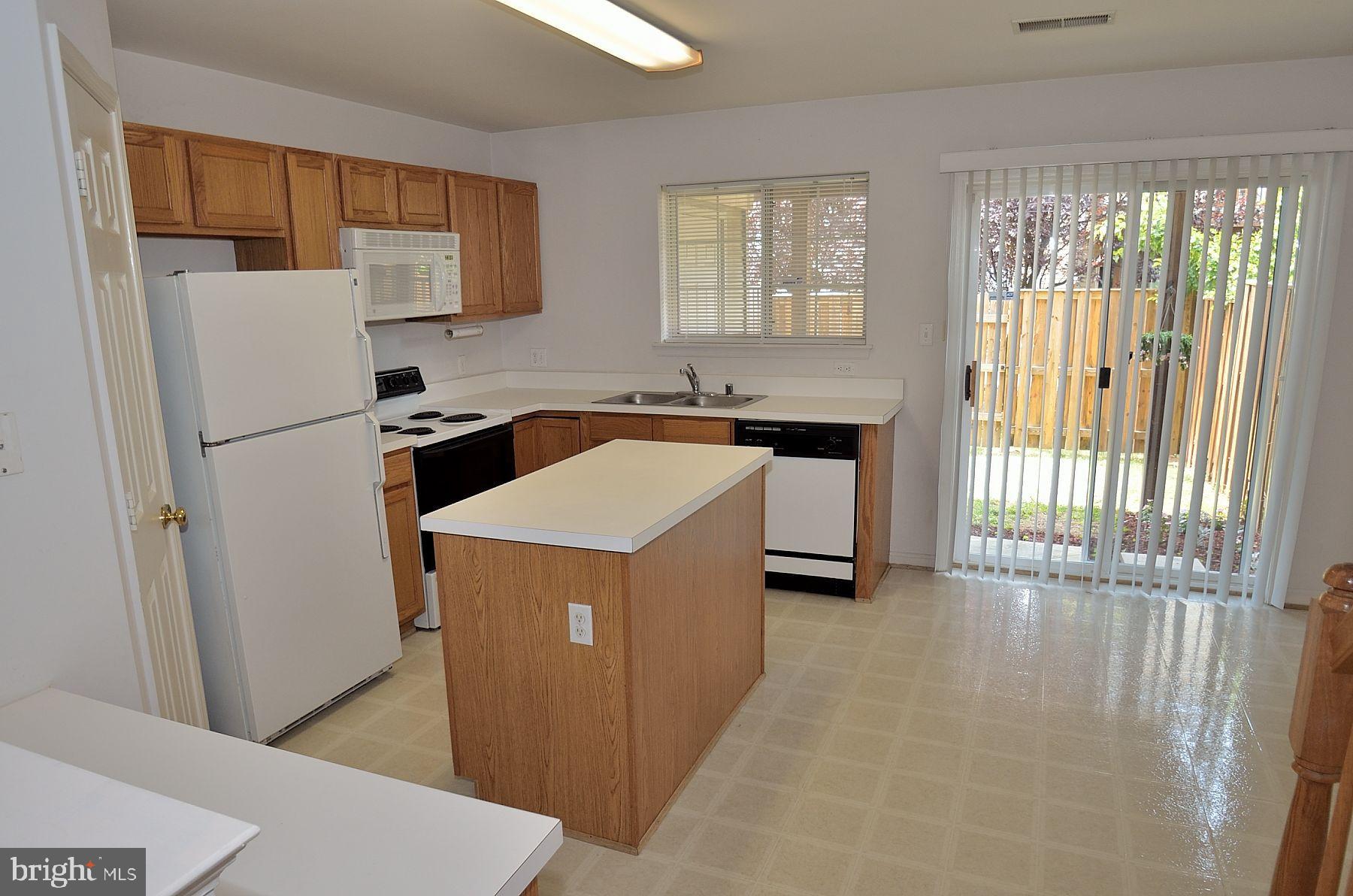 FAIR LAKES LAND BAY - Residential Lease