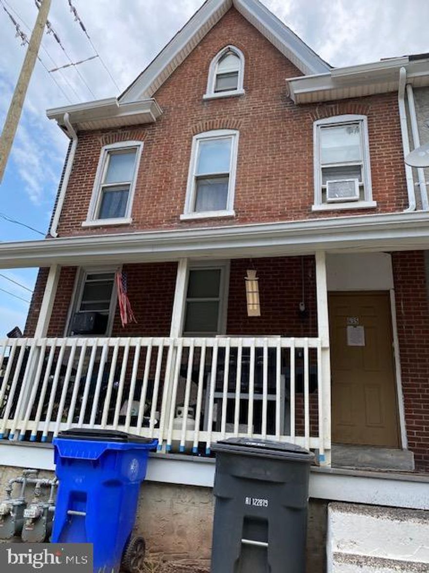 3 bed 1 bath apartment available November 1, 2025! Private entrance with ample yard and detached garage.