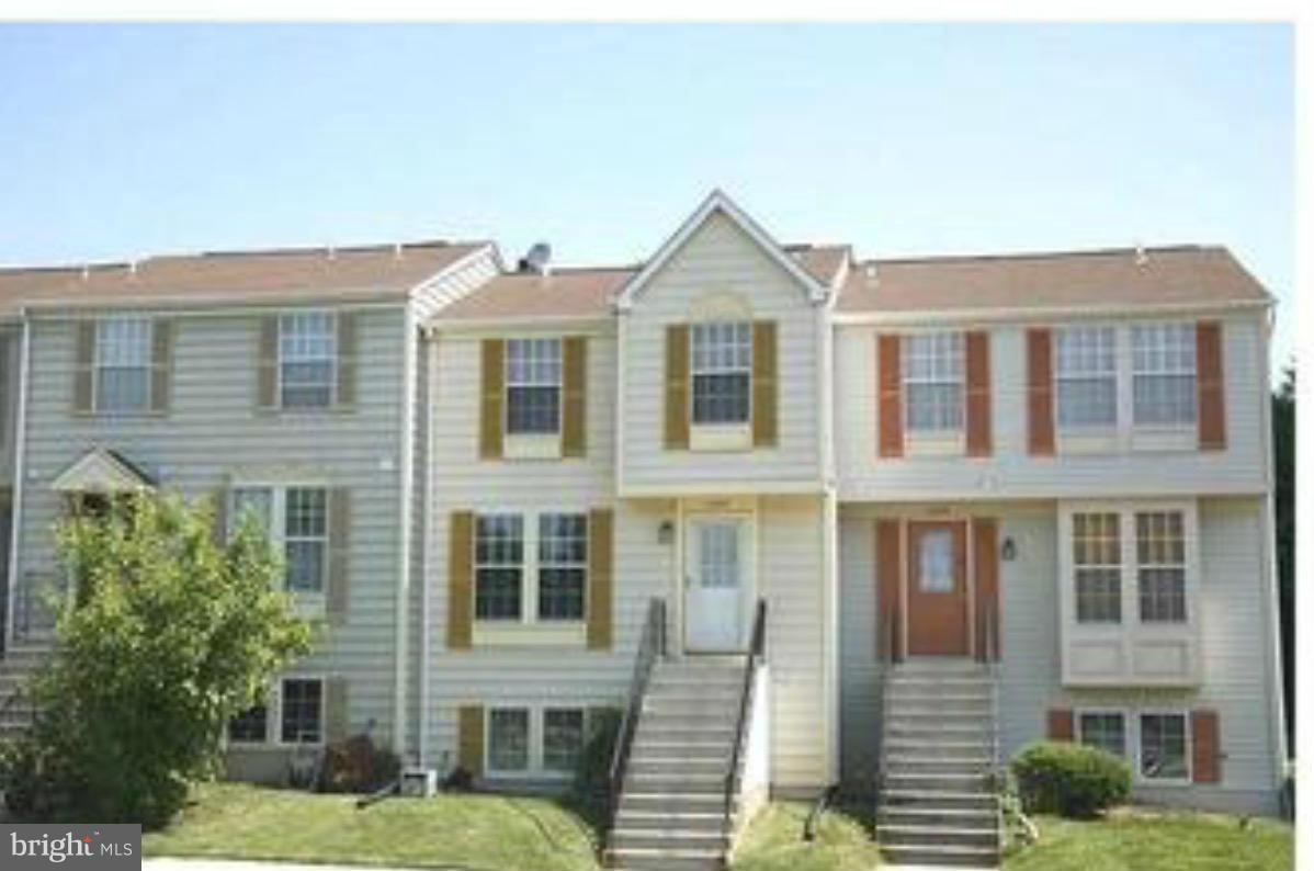 COME AND VIEW THIS COZY TOWN HOME STEPS AWAY FROM METRO, CONVENIENT TO SHOPPING AND THE BELTWAY. FEATURING GLEAMING HARDWOOD FLOORS IN THE LIVING ROOM, GRANITE COUNTER TOPS AND OPEN KITCHEN, LARGE CLOSET SPACE IN THE OWNER'S SUITE AND MORE