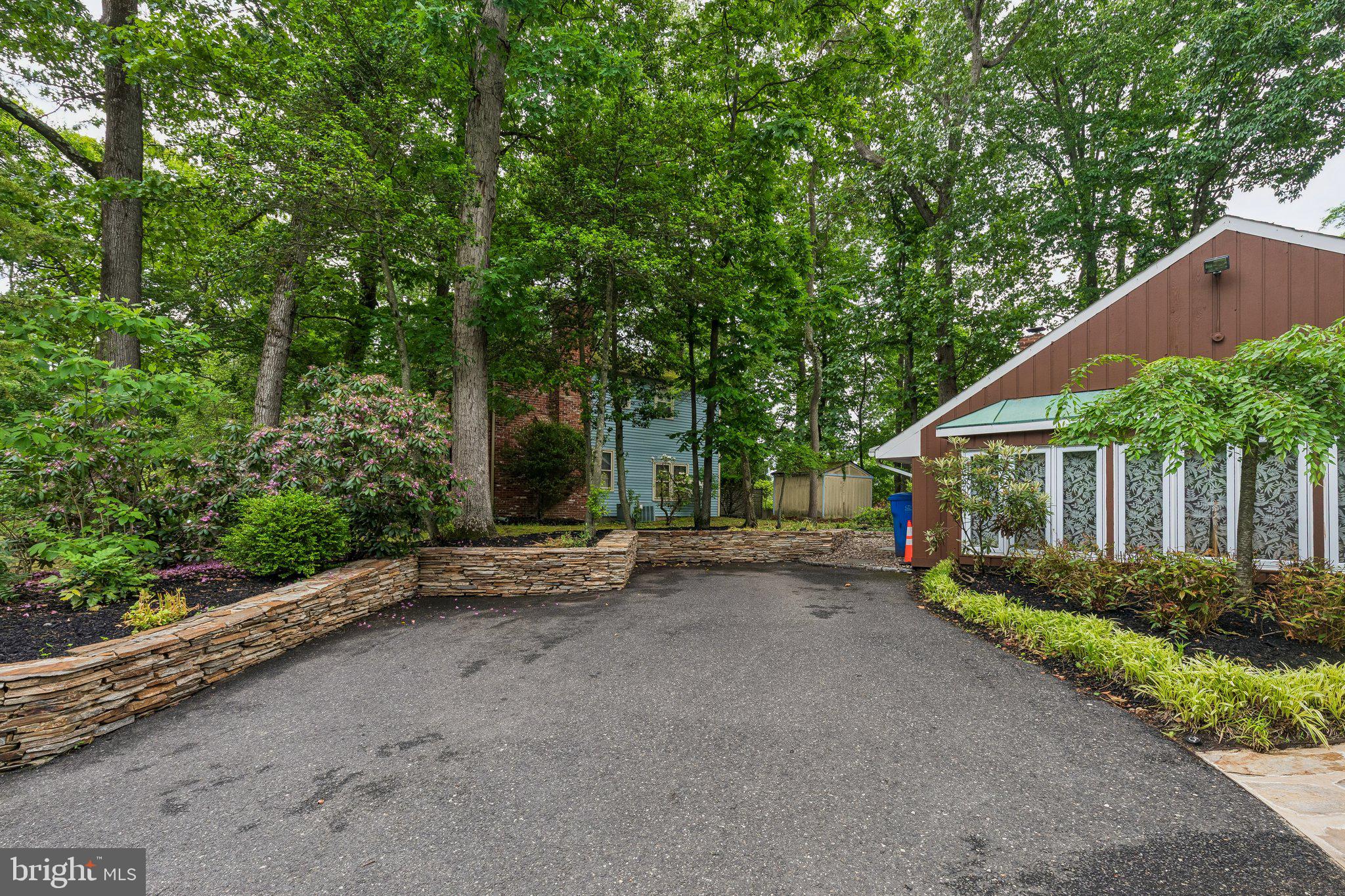 102 N BOX HILL DRIVE