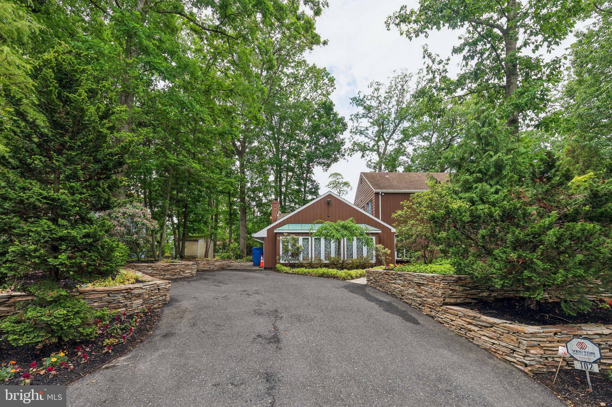 102 N BOX HILL DRIVE