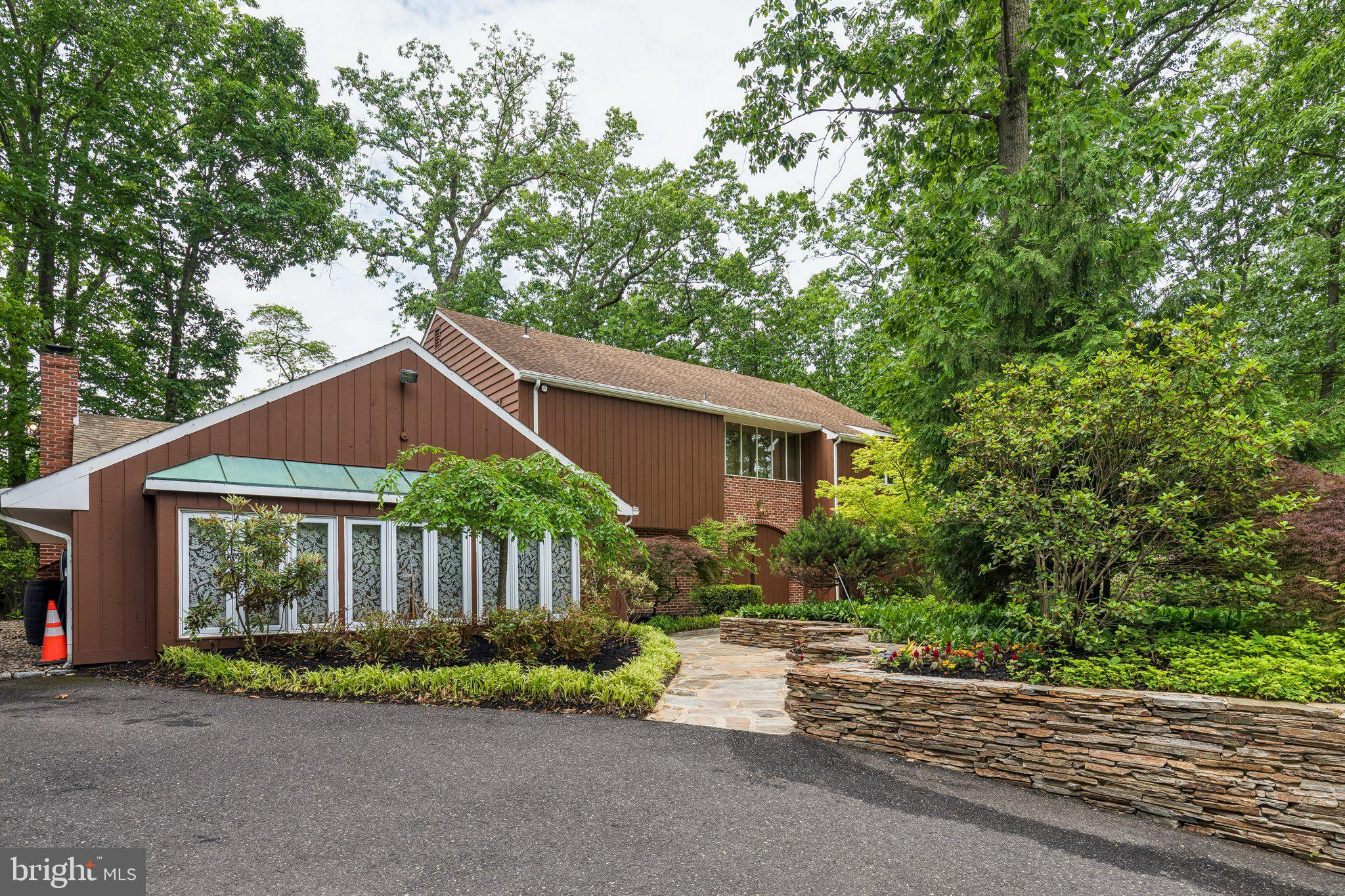 102 N BOX HILL DRIVE