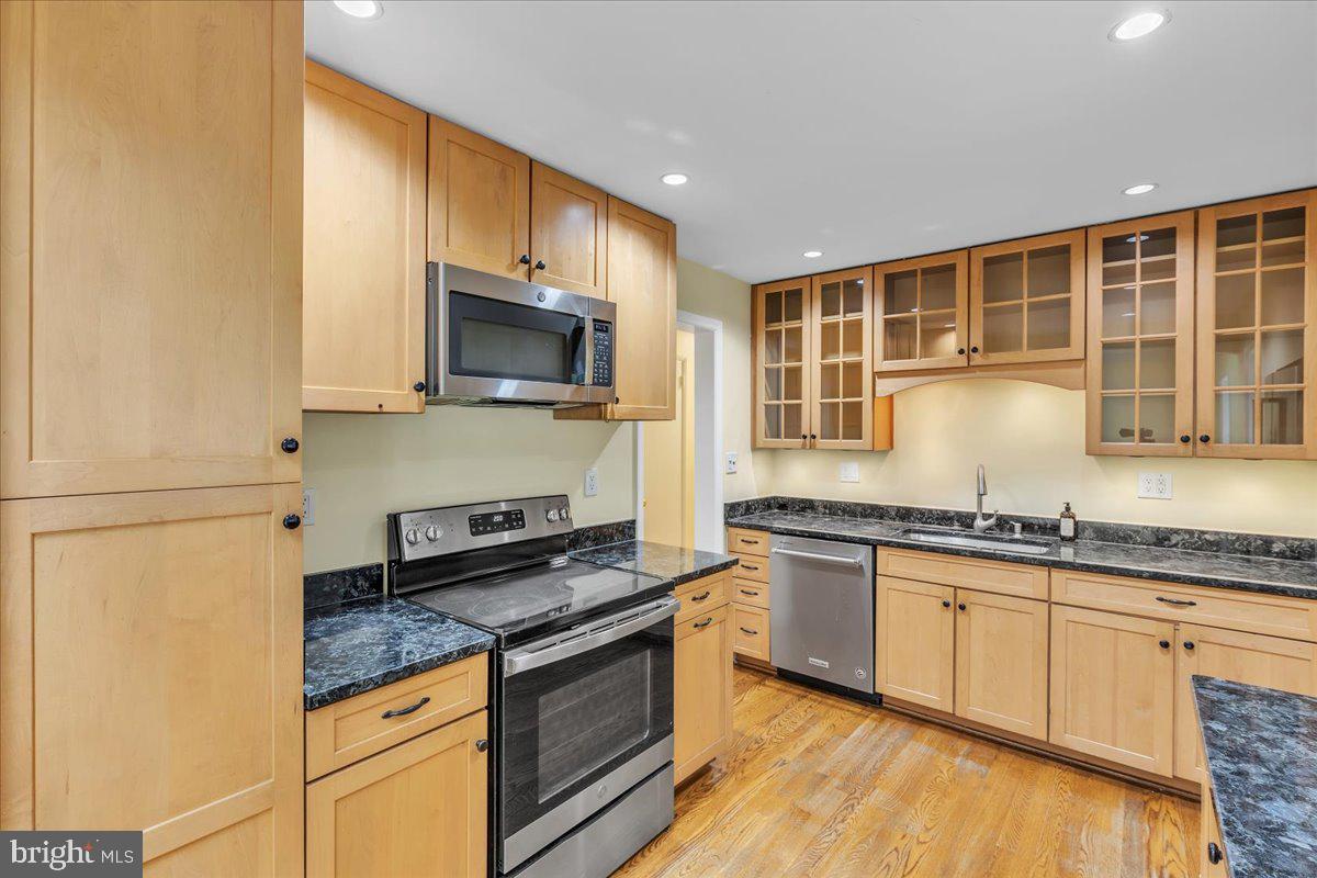 BROYHILL HILLS - Residential Lease