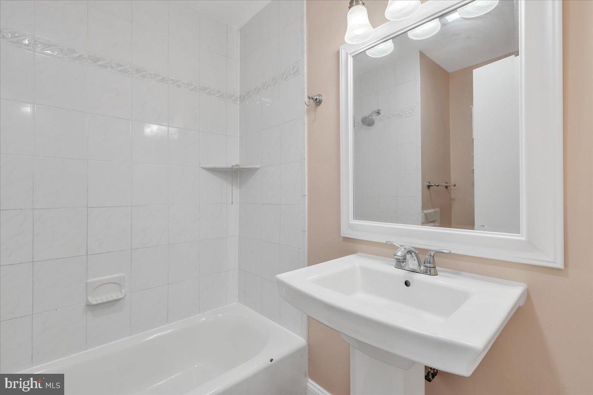 BROYHILL HILLS - Residential Lease