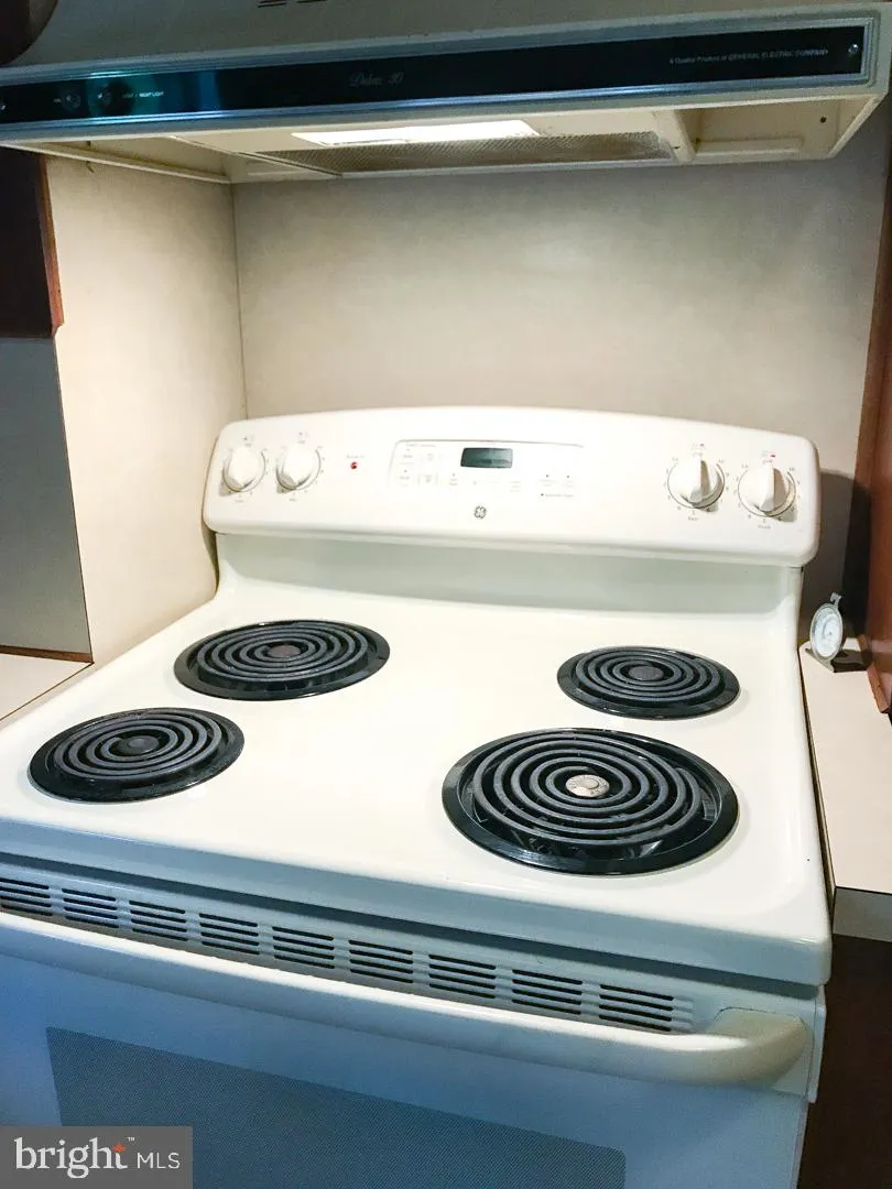 Hopewell, New Jersey 08525, United States, 2 Bedrooms Bedrooms, ,1 BathroomBathrooms,Residential,Pending,48508