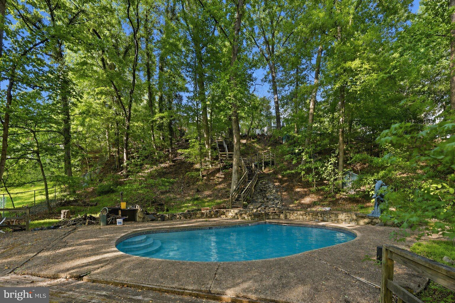 511 HOLLY ROAD