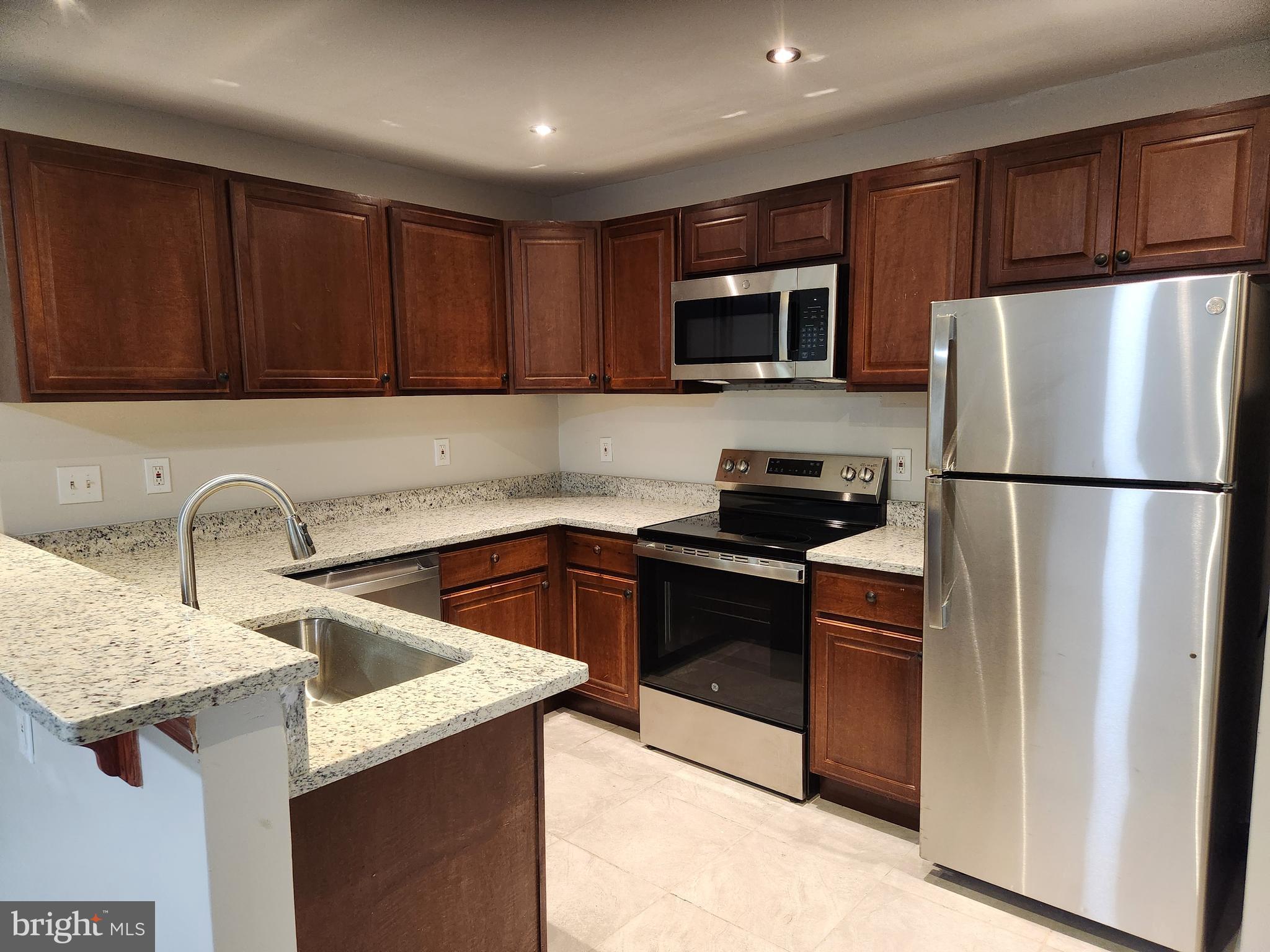 HILL OAKS CONDO PHASE 1- - Residential