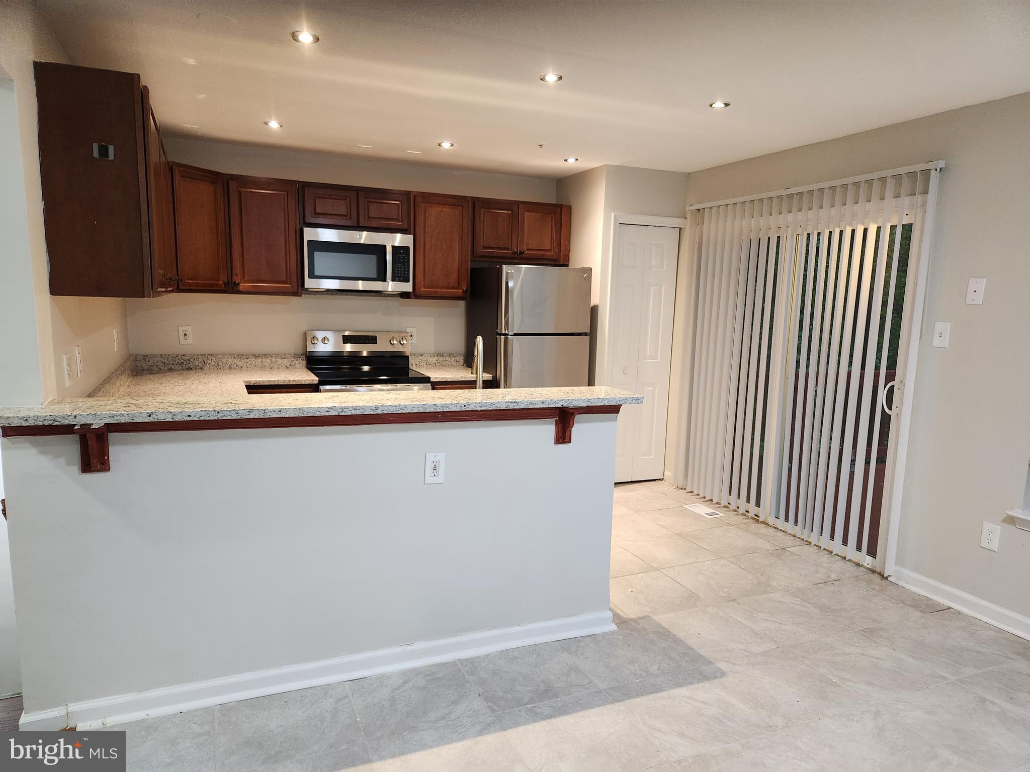 HILL OAKS CONDO PHASE 1- - Residential