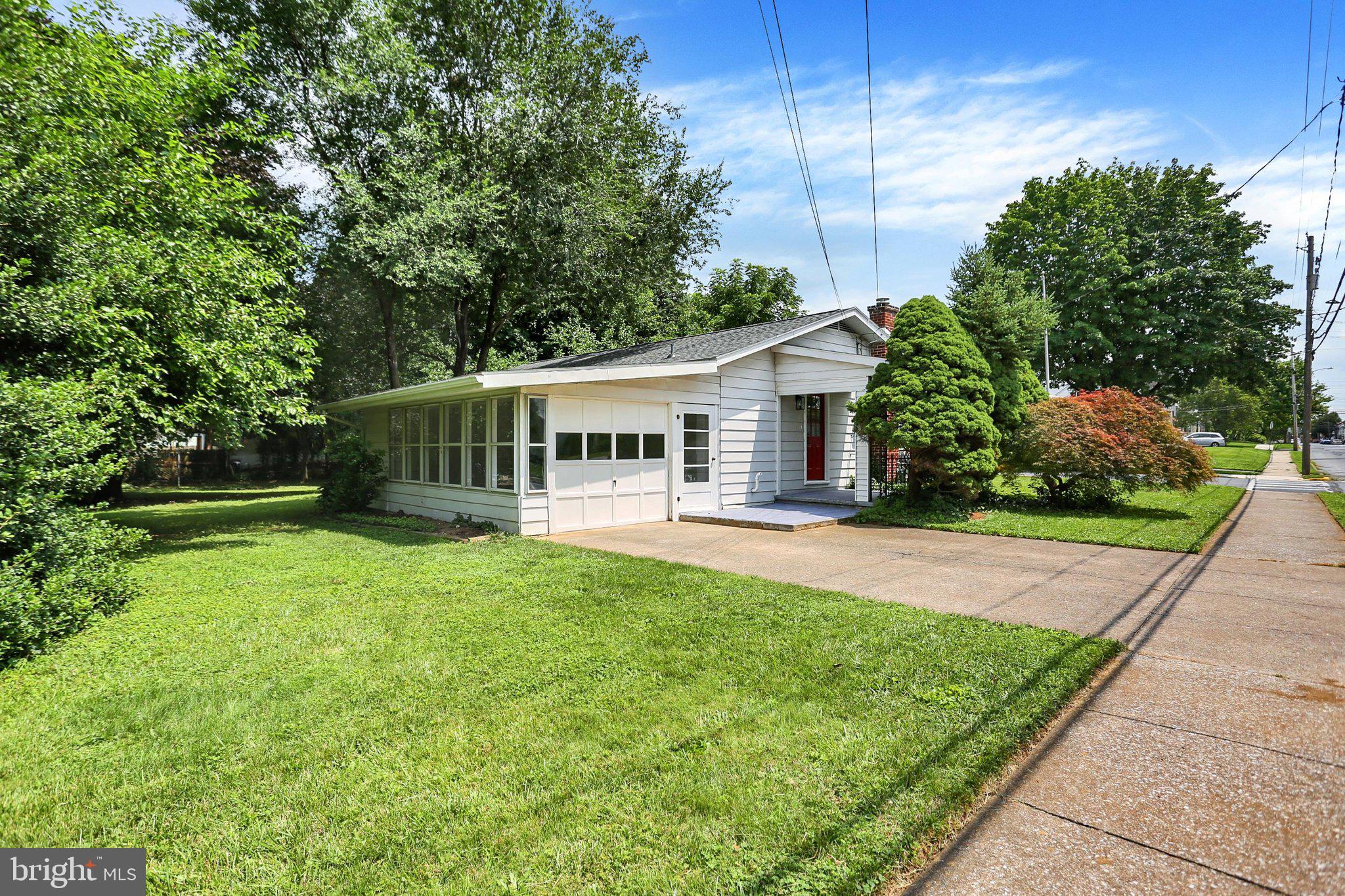 1 E WOODLAND DRIVE