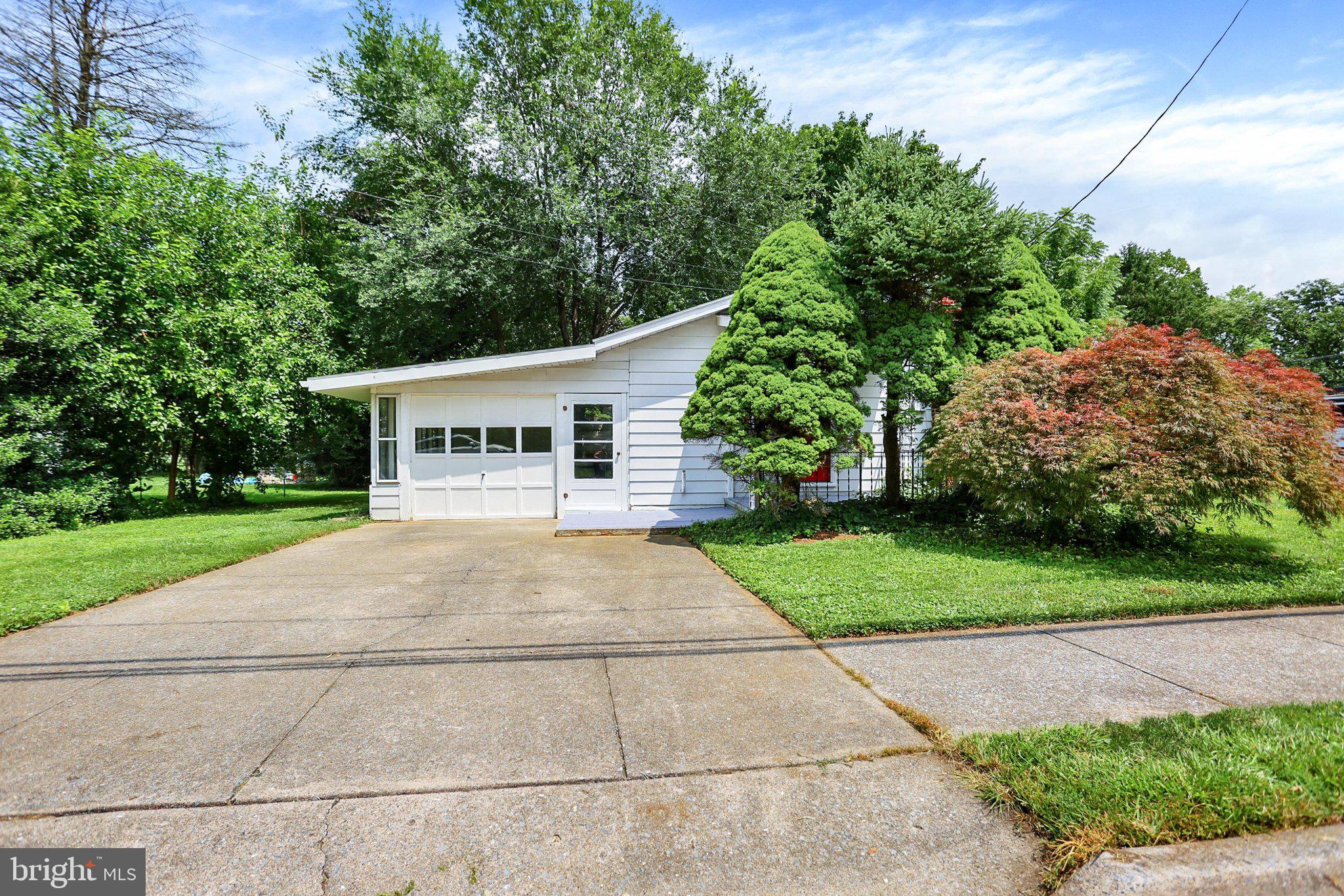 1 E WOODLAND DRIVE
