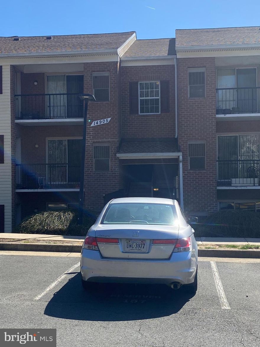 Available now! 1 bedroom/1bath condo located in Centreville.  With an open floor plan with a galley kitchen.  It also has a laundry room with a full size washer and dryer.  With a large living room/dining area and laminate flooring throughout.  Conveniently located near 29, 28, 66 and the commuter lot.  Close to shopping and plenty of restaurants.