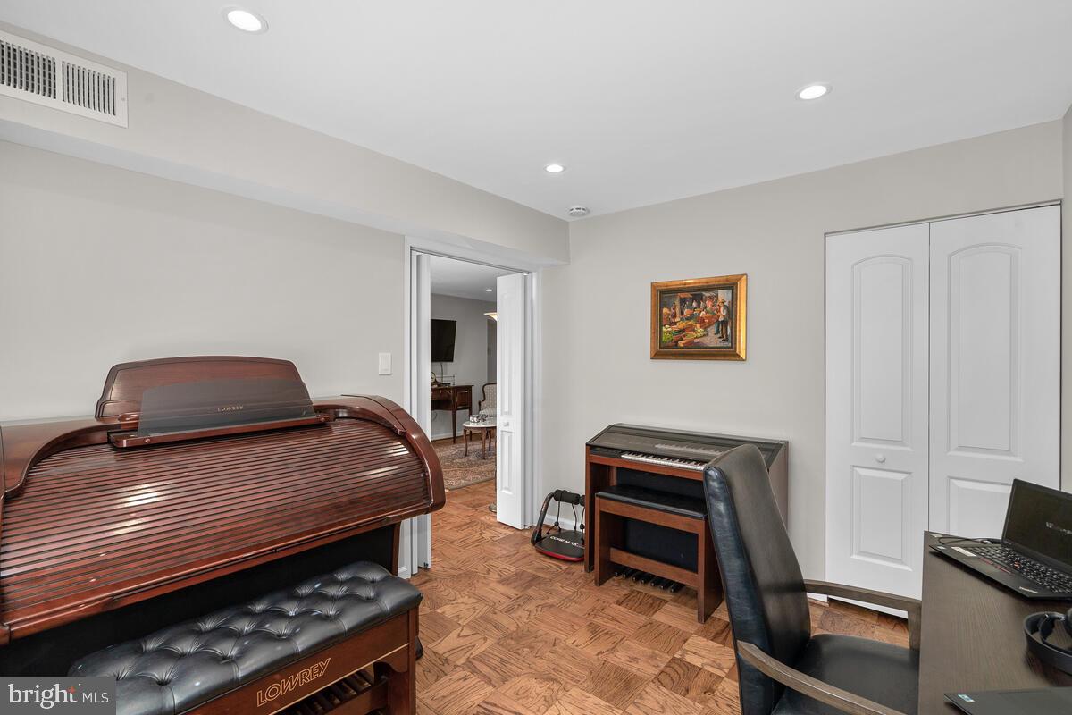 GEORGETOWN VILLAGE - Residential Lease