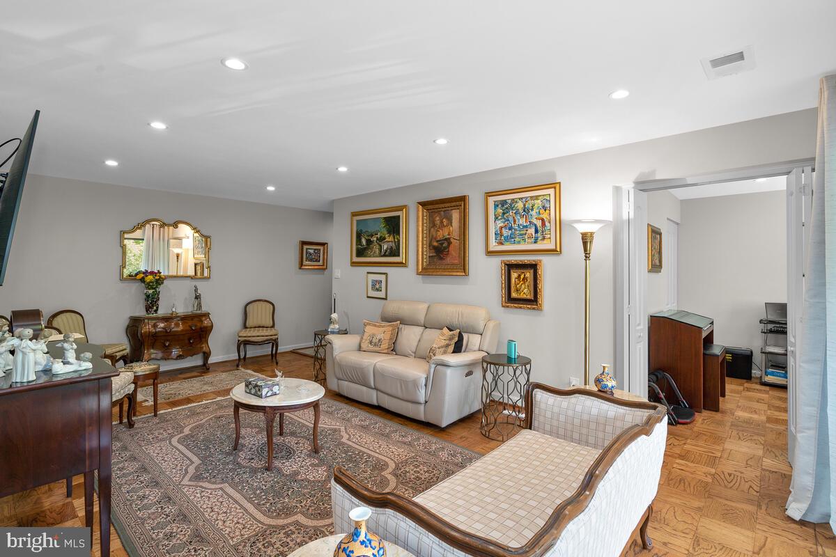 GEORGETOWN VILLAGE - Residential Lease