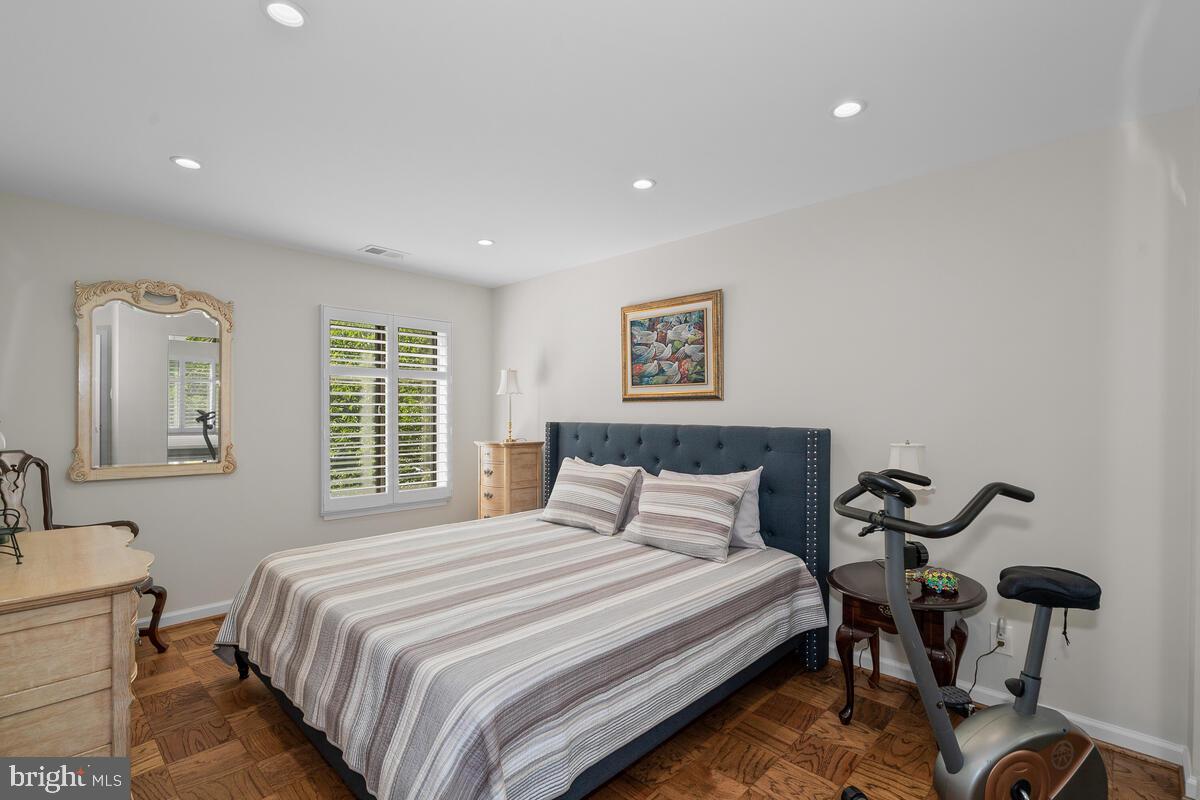 GEORGETOWN VILLAGE - Residential Lease