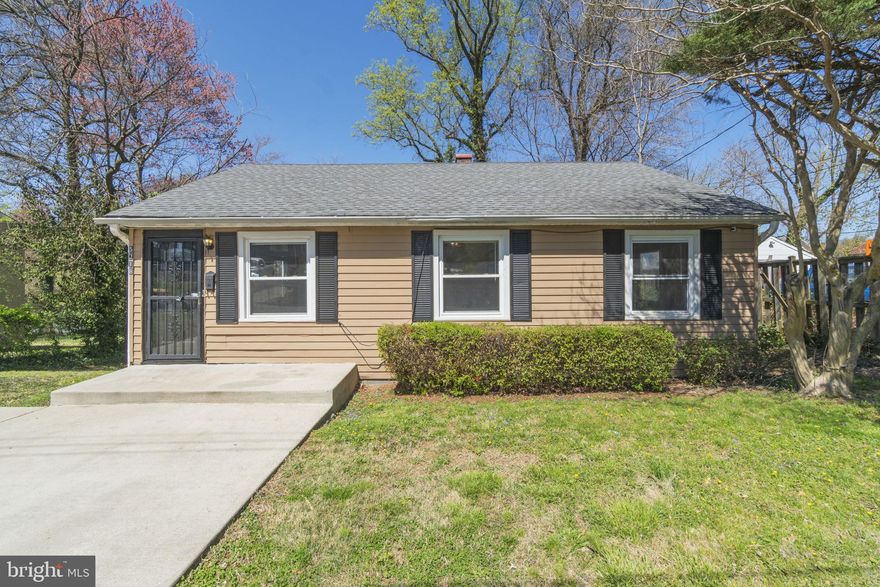 This home is perfect for investors or first-time homebuyers! Located in an excellent location, this property is just a short distance away from public transportation and shopping, making it convenient for daily commutes and errands. All offers due Monday, April 10th, at 4pm.