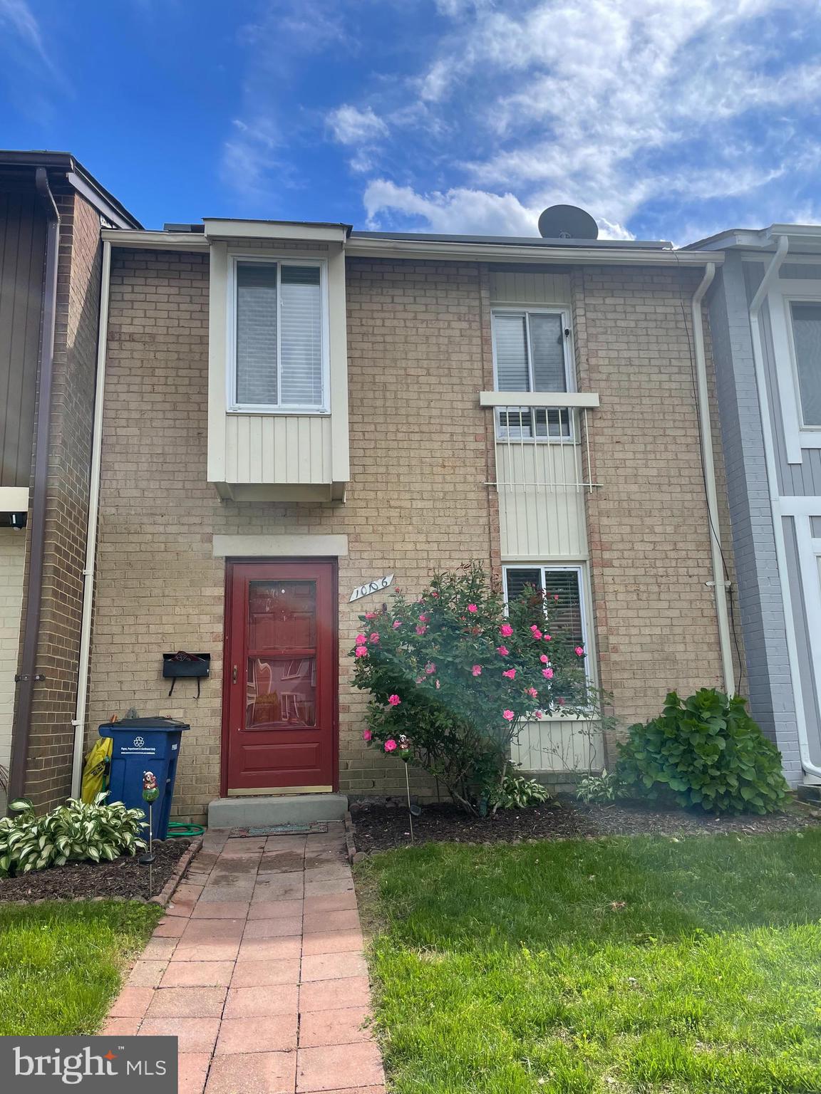Ready to move, two-level townhome, 3 bedrooms with new carpet, perfect condition, solar panels, close to major routes, shopping center, restaurants, community amenities, and easy transportation.