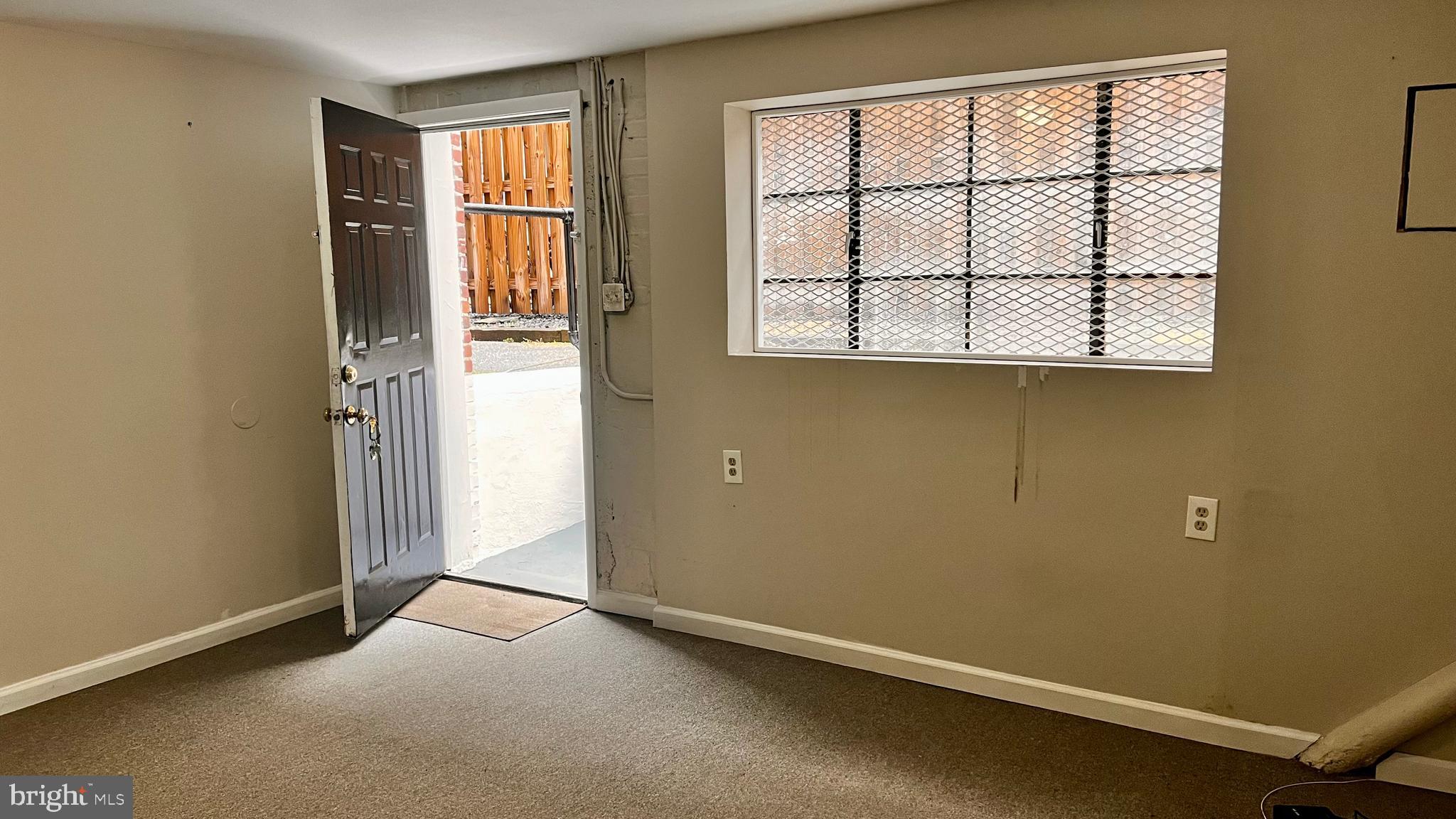 LYON PARK - Commercial Lease