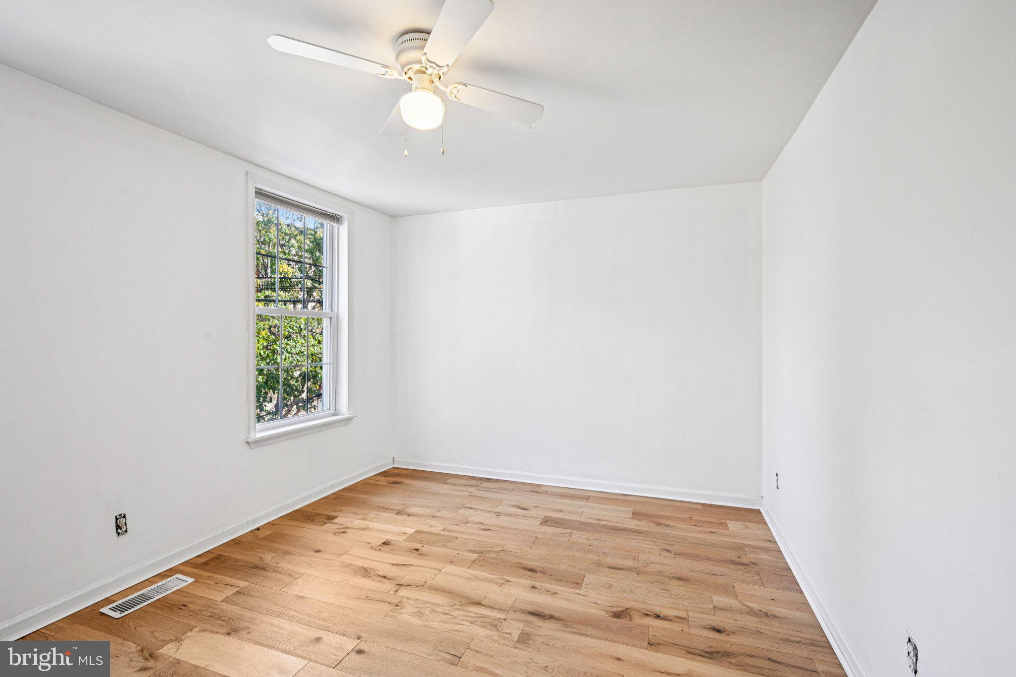 QUEEN VILLAGE - Residential