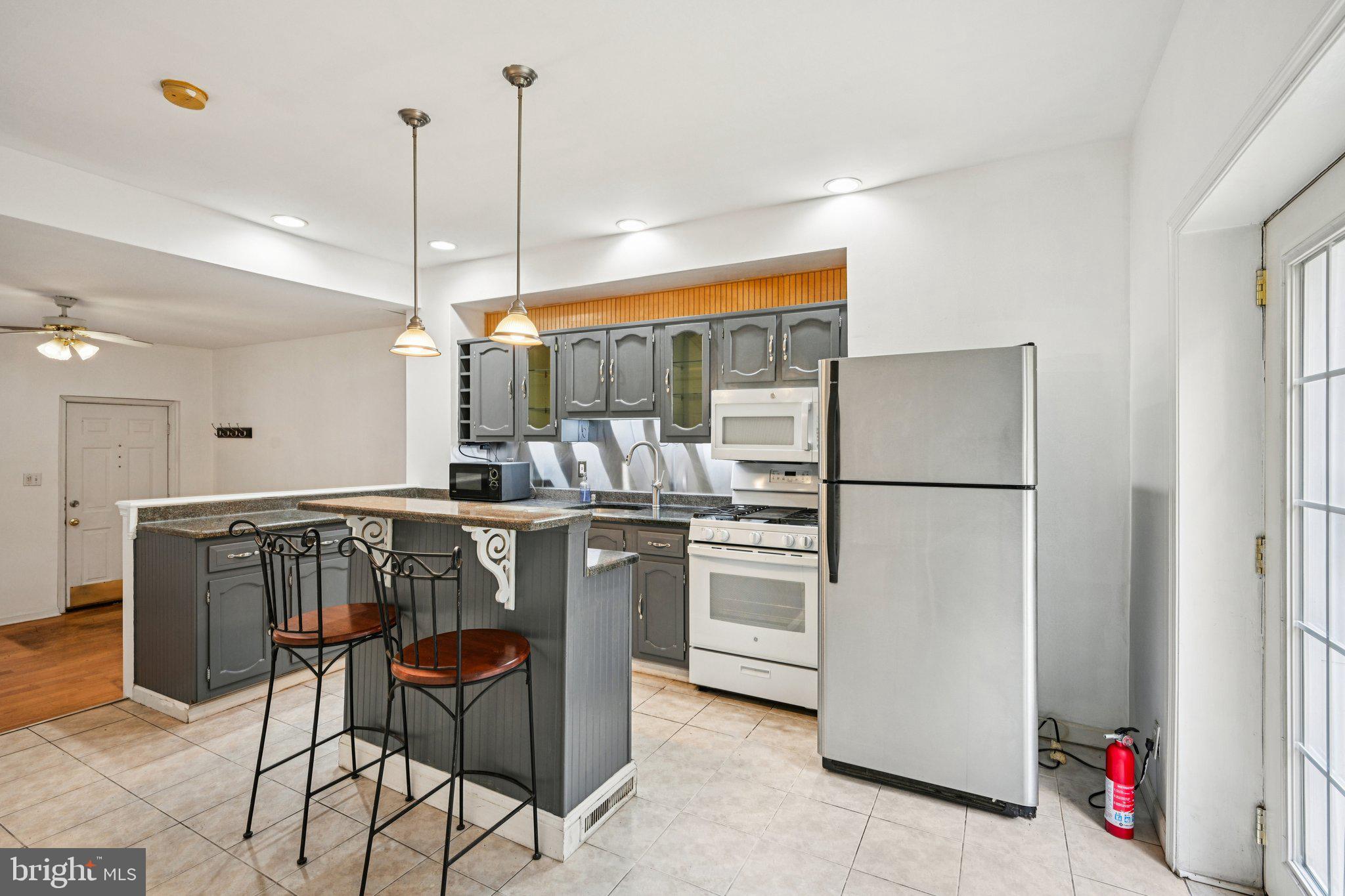 QUEEN VILLAGE - Residential