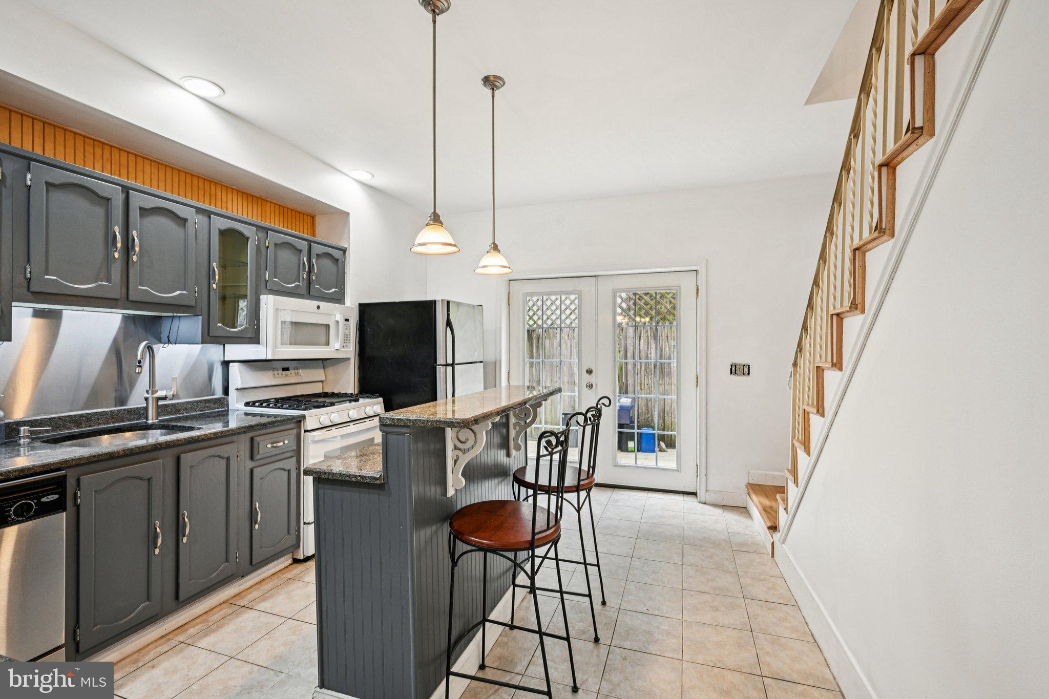 QUEEN VILLAGE - Residential