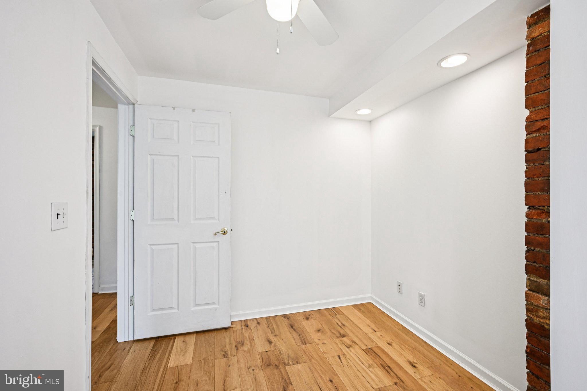 QUEEN VILLAGE - Residential