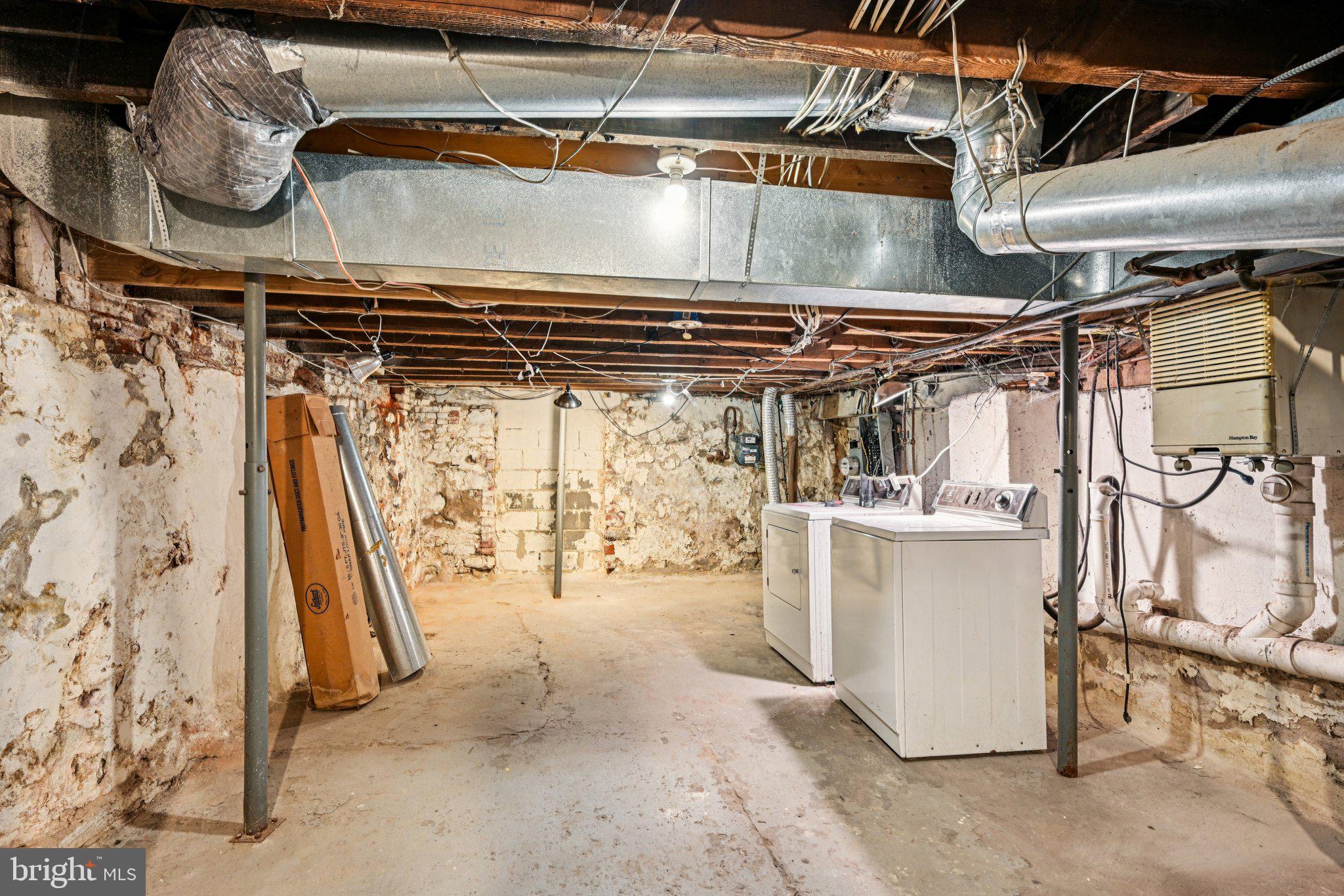 QUEEN VILLAGE - Residential