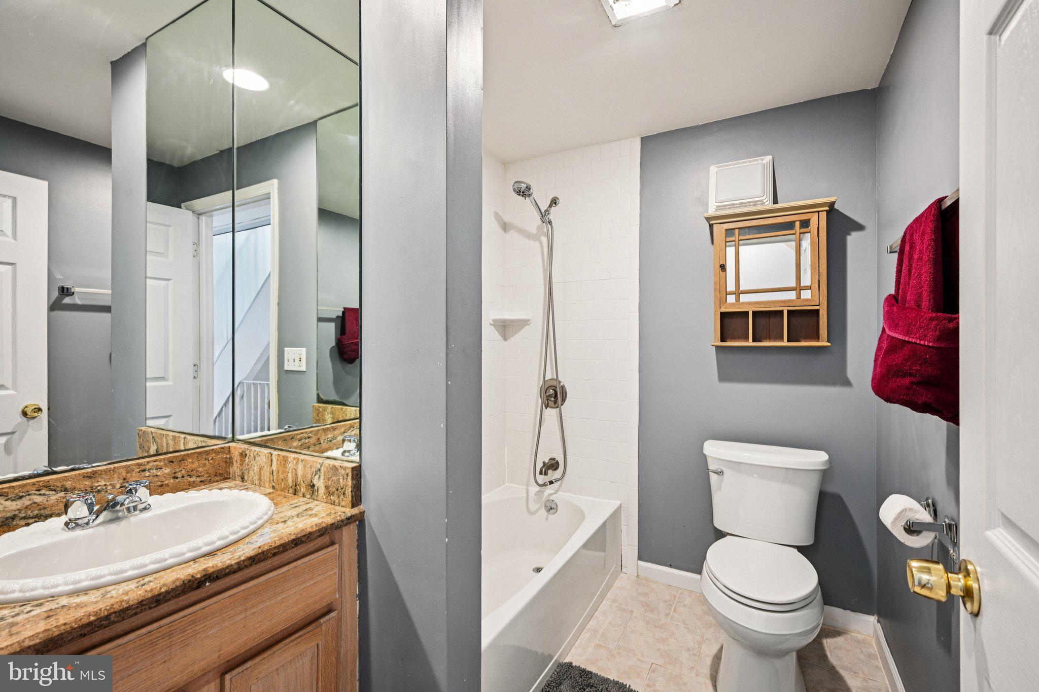 QUEEN VILLAGE - Residential