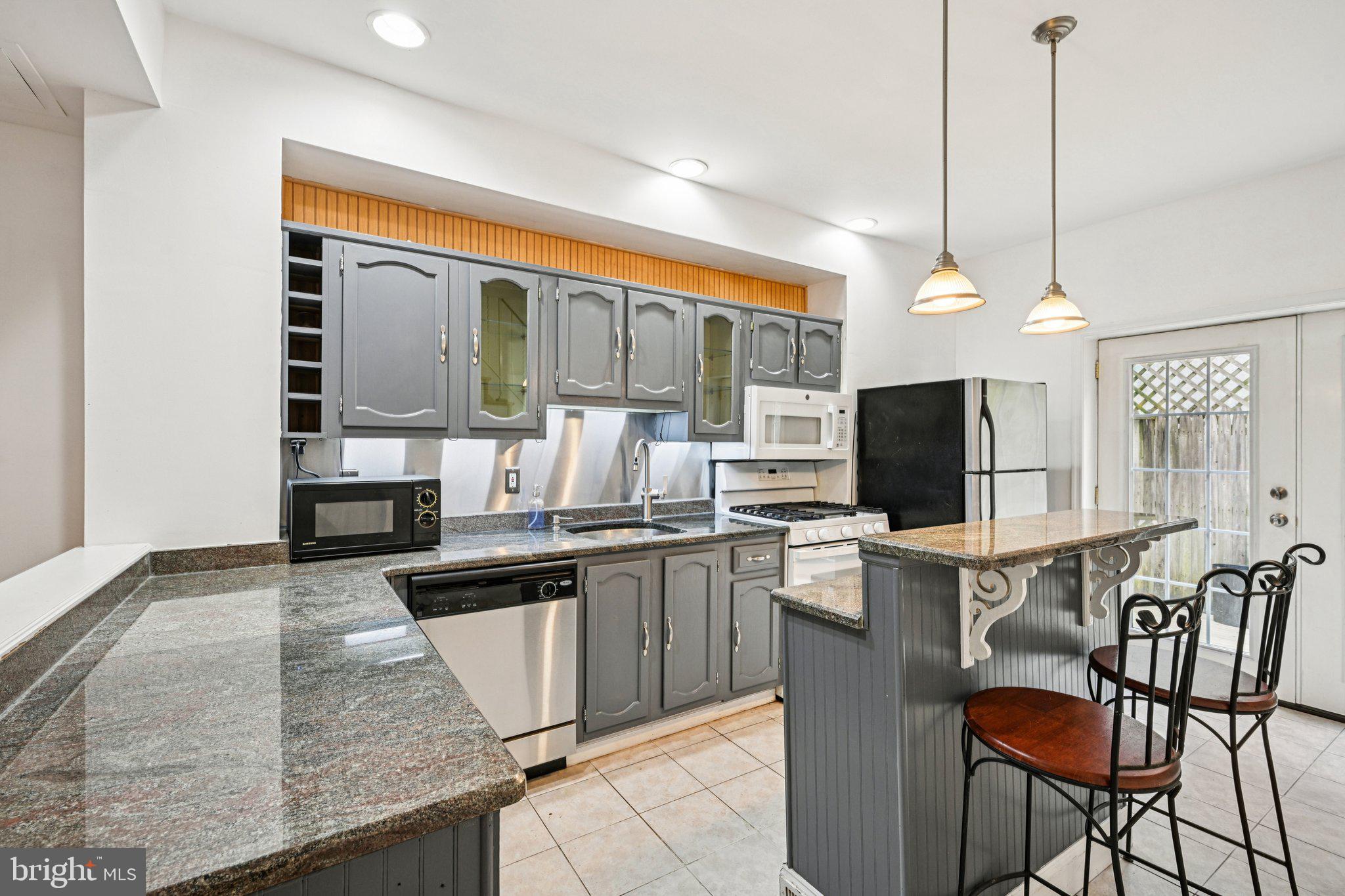 QUEEN VILLAGE - Residential