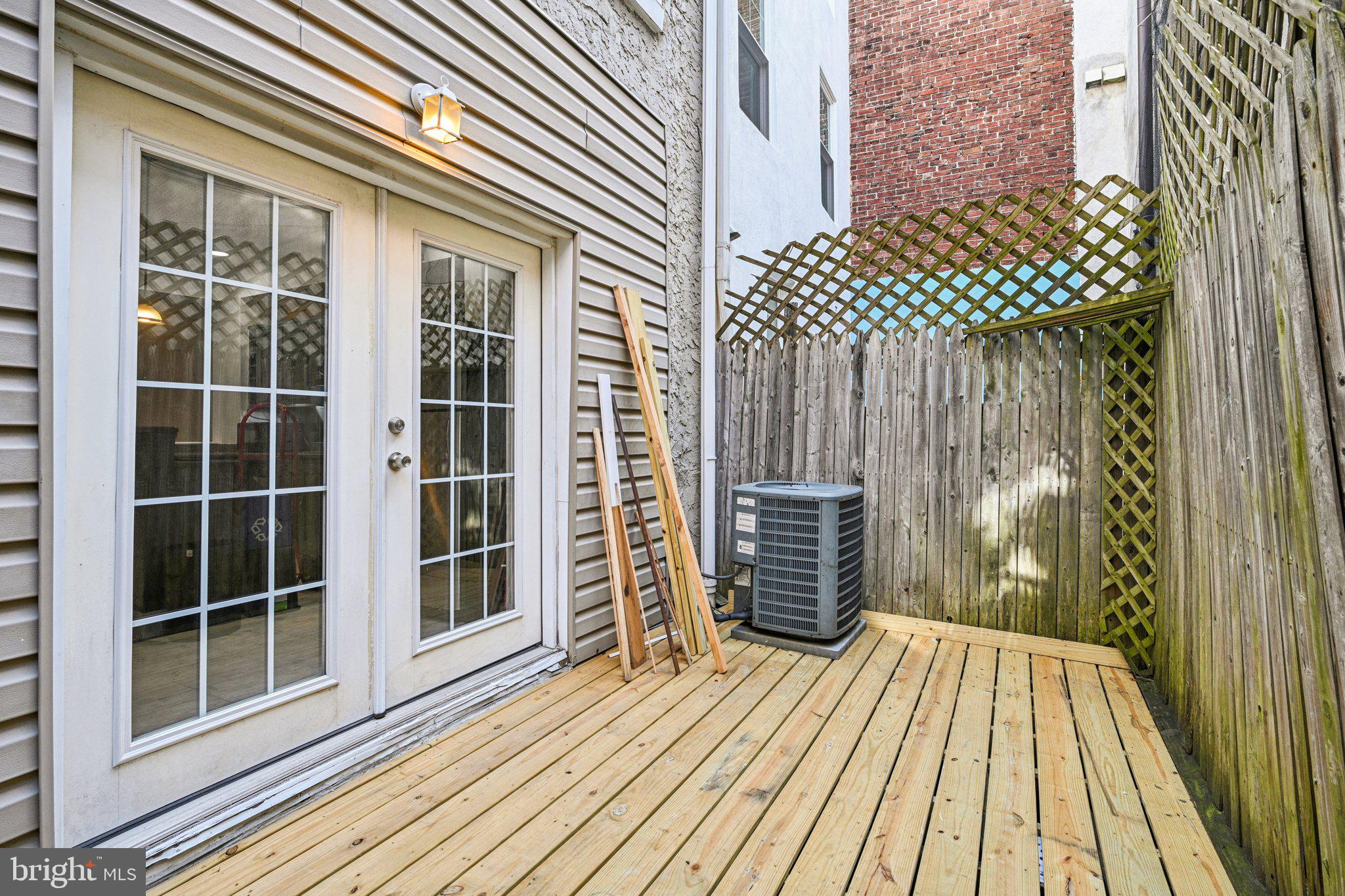 QUEEN VILLAGE - Residential