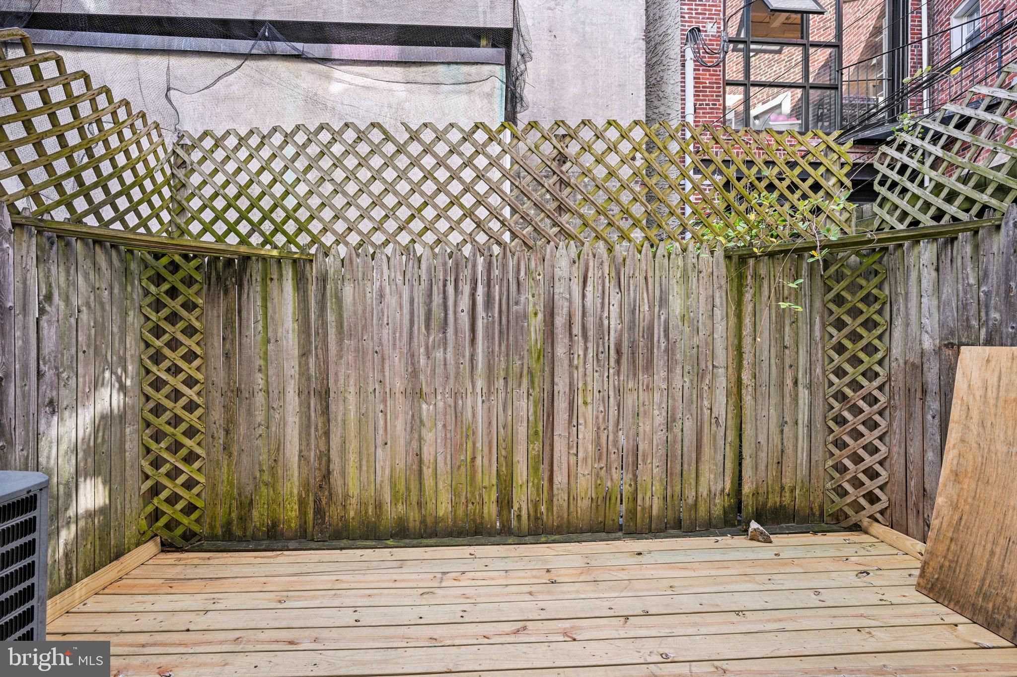 QUEEN VILLAGE - Residential