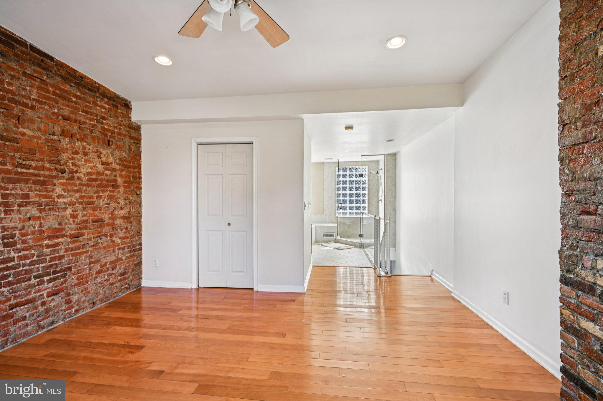 QUEEN VILLAGE - Residential