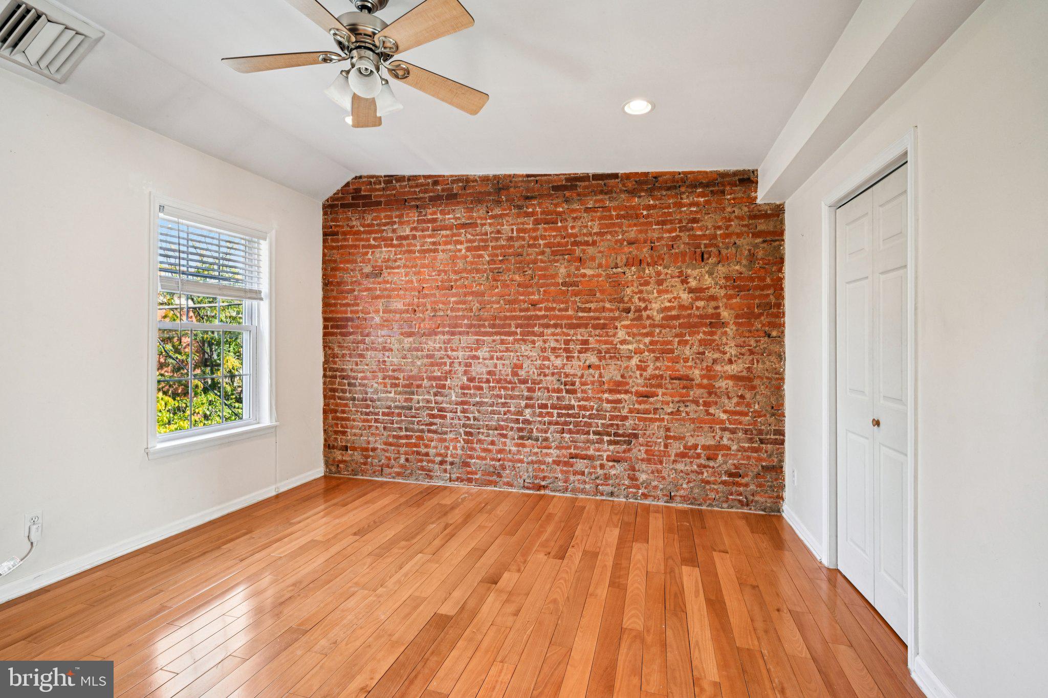 QUEEN VILLAGE - Residential