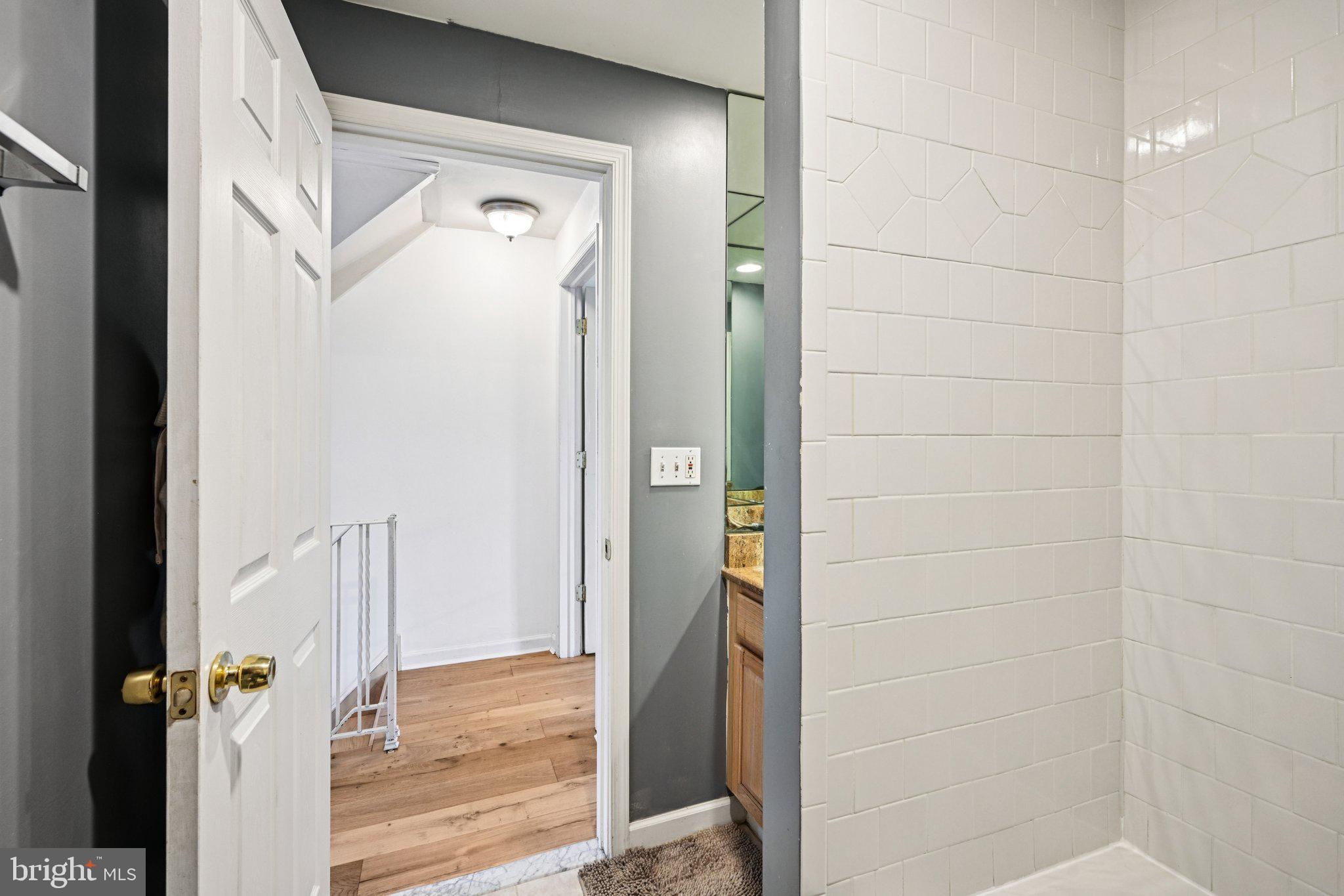 QUEEN VILLAGE - Residential