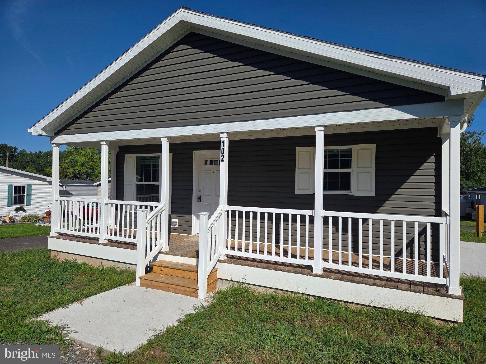 102 E CIRCLE DRIVE