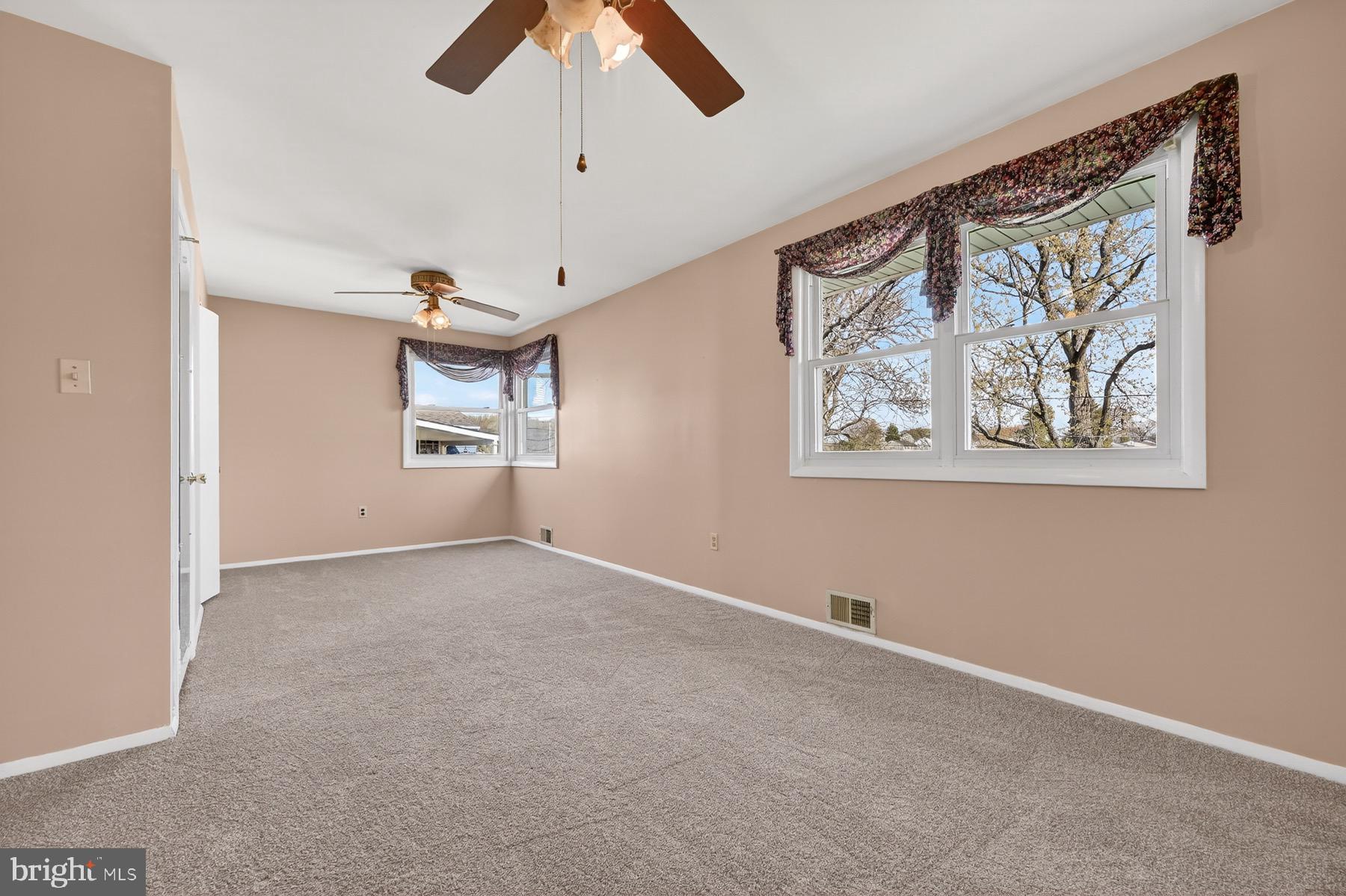 PLEASANTVILLE - Residential