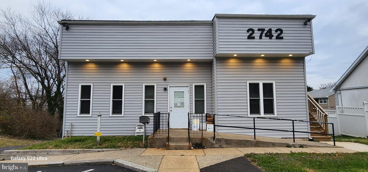 Best opportunity that can not be missed if you are investor or end user. Prime Location located on a main street that never sleeps. Your business gets full exposure with electric sign board. Currently making about 4k/month (NN) which is below market rate and can be bumped up easily on next renewal. Landlord pays only property taxes.
Office space is best suited for any professional office use, full finished basement.
Please do not approach tenant as there is an existing business operating at the location.
Owner is real-estate agent.