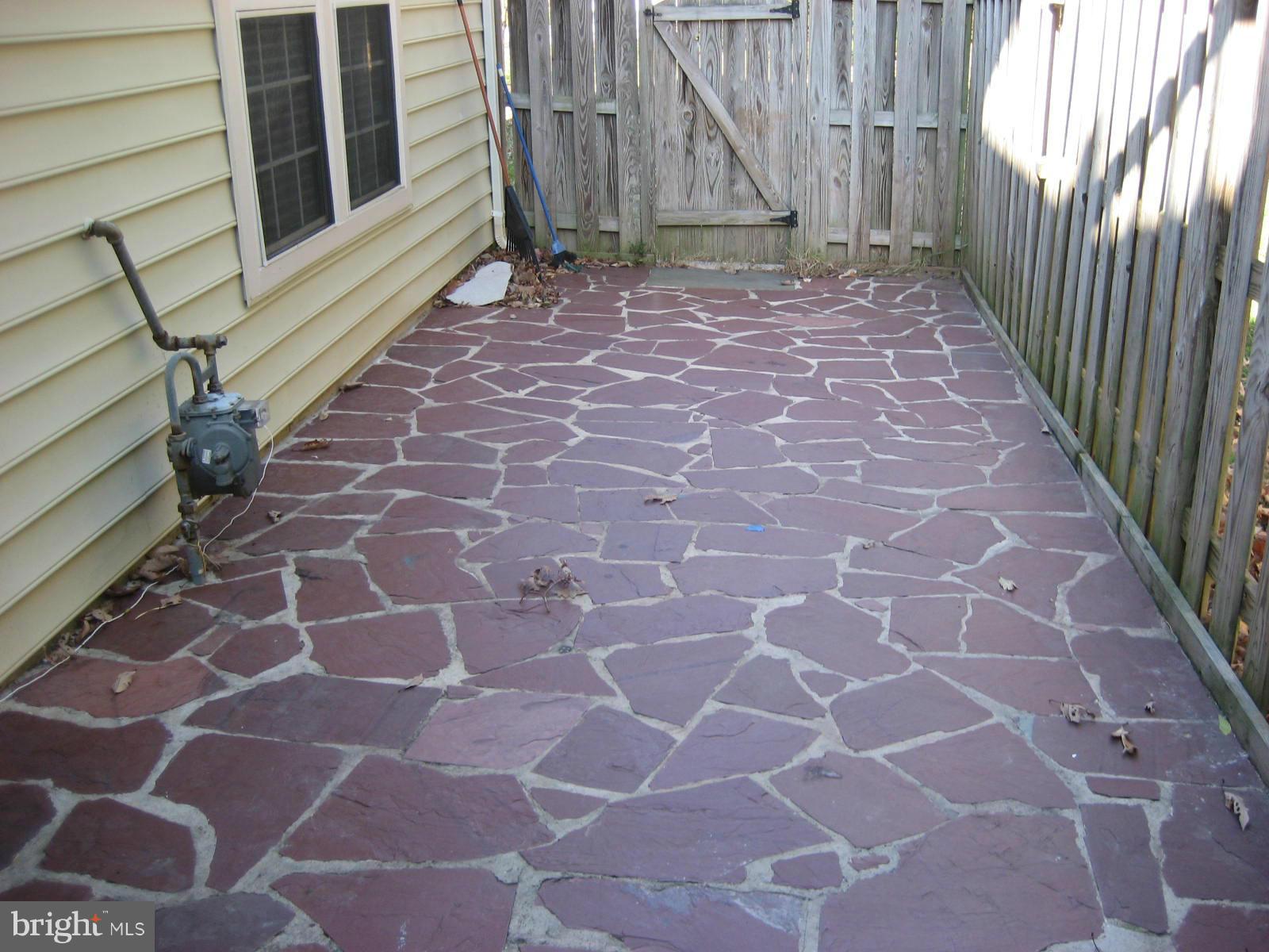 GLEN OAKS CONDOMINIUM - Residential Lease