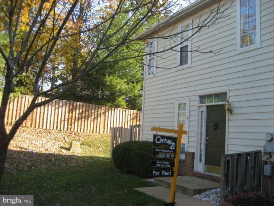 3 BEDROOM, 2-1/2 BATH, TWO-LEVEL TOWN HOUSE. FEATURES INCLUDE GAS FIREPLACE IN THE LIVING ROOM, EAT IN KICTHEN, AND ATTACHED SINGLE CAR GARAGE. CONVENIENTLY L0CATED ACROSS THE STREET FROM THE GLEN SHOPPING CENTER (SAFEWAY, CVS, BANKS, RESTURANTS, ETC). DIRECT ACCESS TO PRINCE WILLIAM PARKWAY OR COMMUTER BUS. SWIMMING POOL UNDER CONSTRUCTION, TENNIS COURTS AND PLAY AREAS NEARBY.