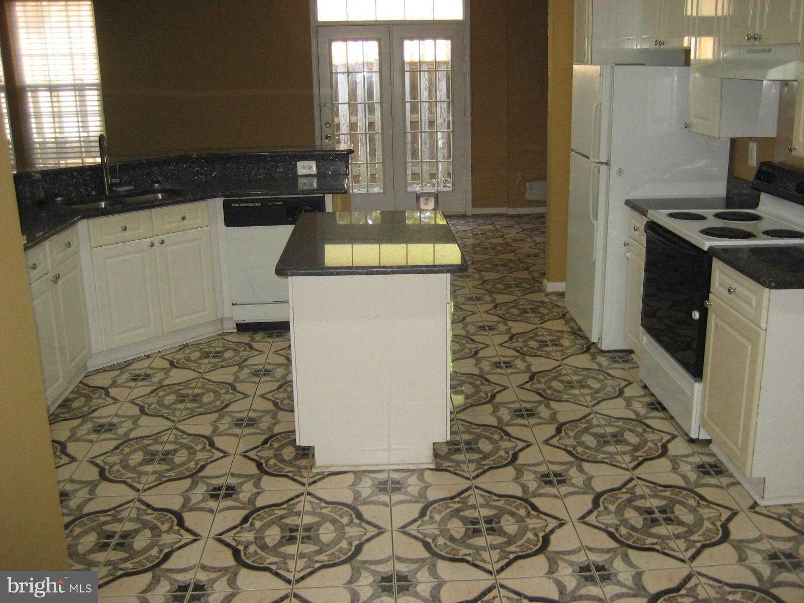 GLEN OAKS CONDOMINIUM - Residential Lease