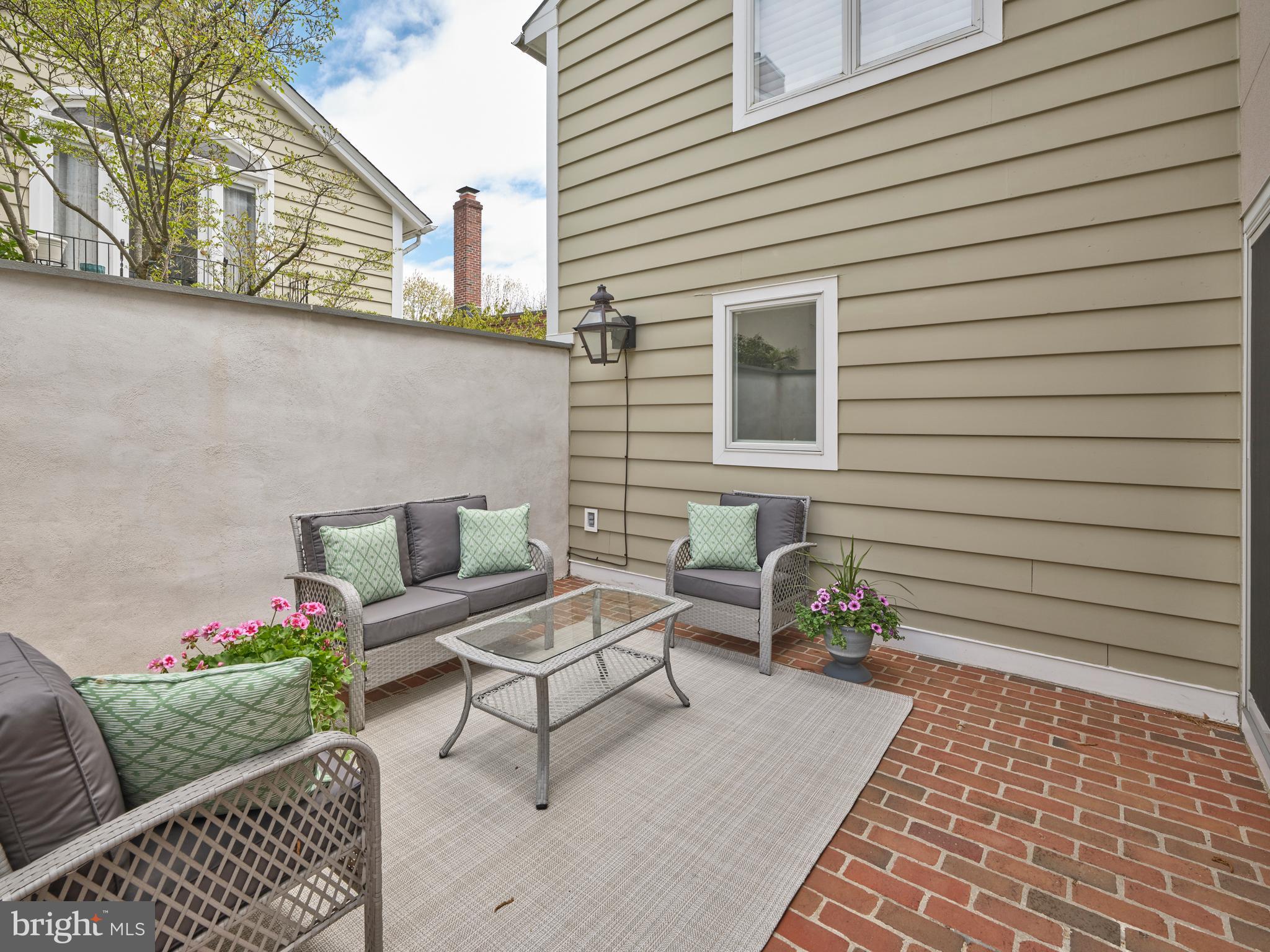 BARNES COURT CONDO - Residential