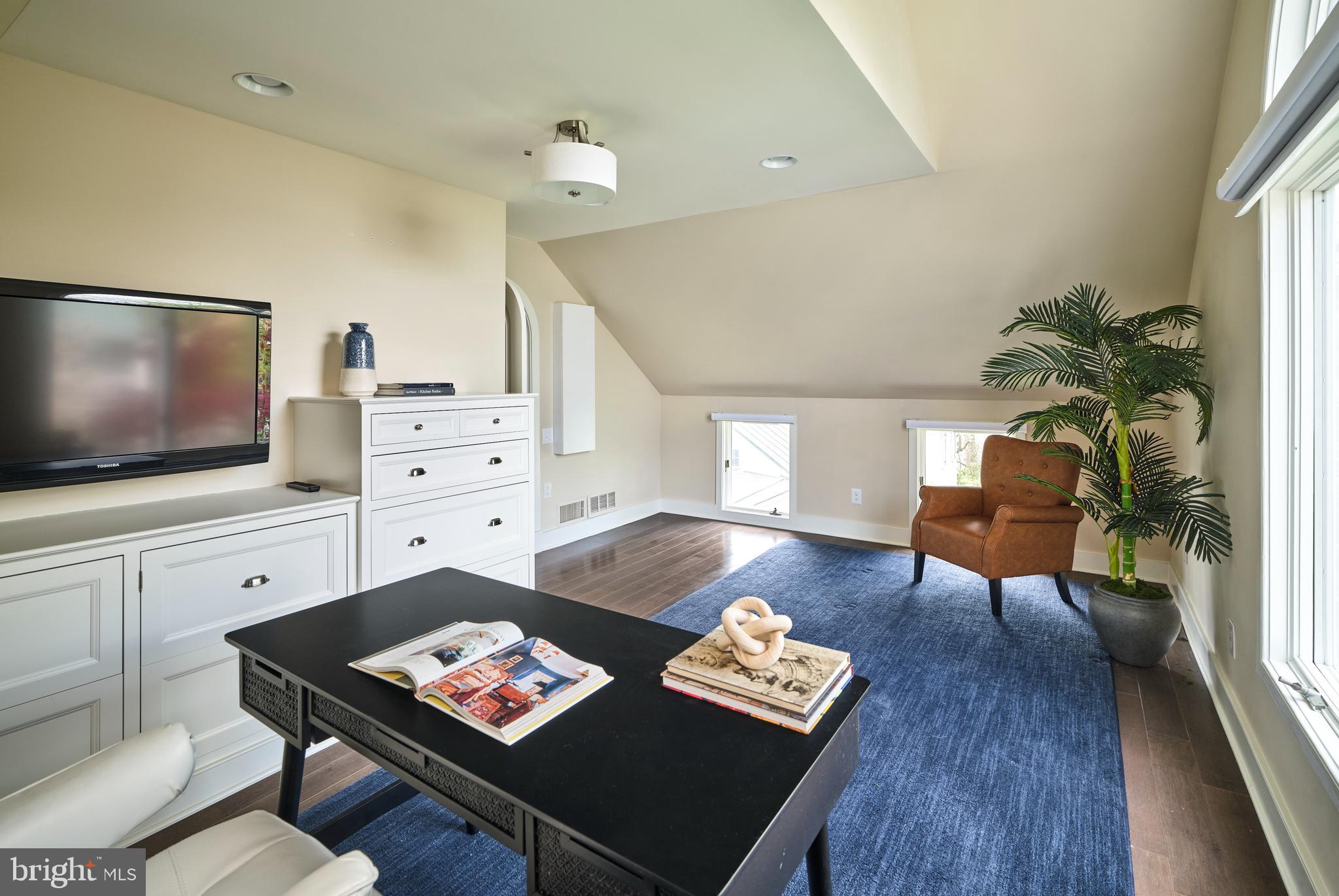 BARNES COURT CONDO - Residential