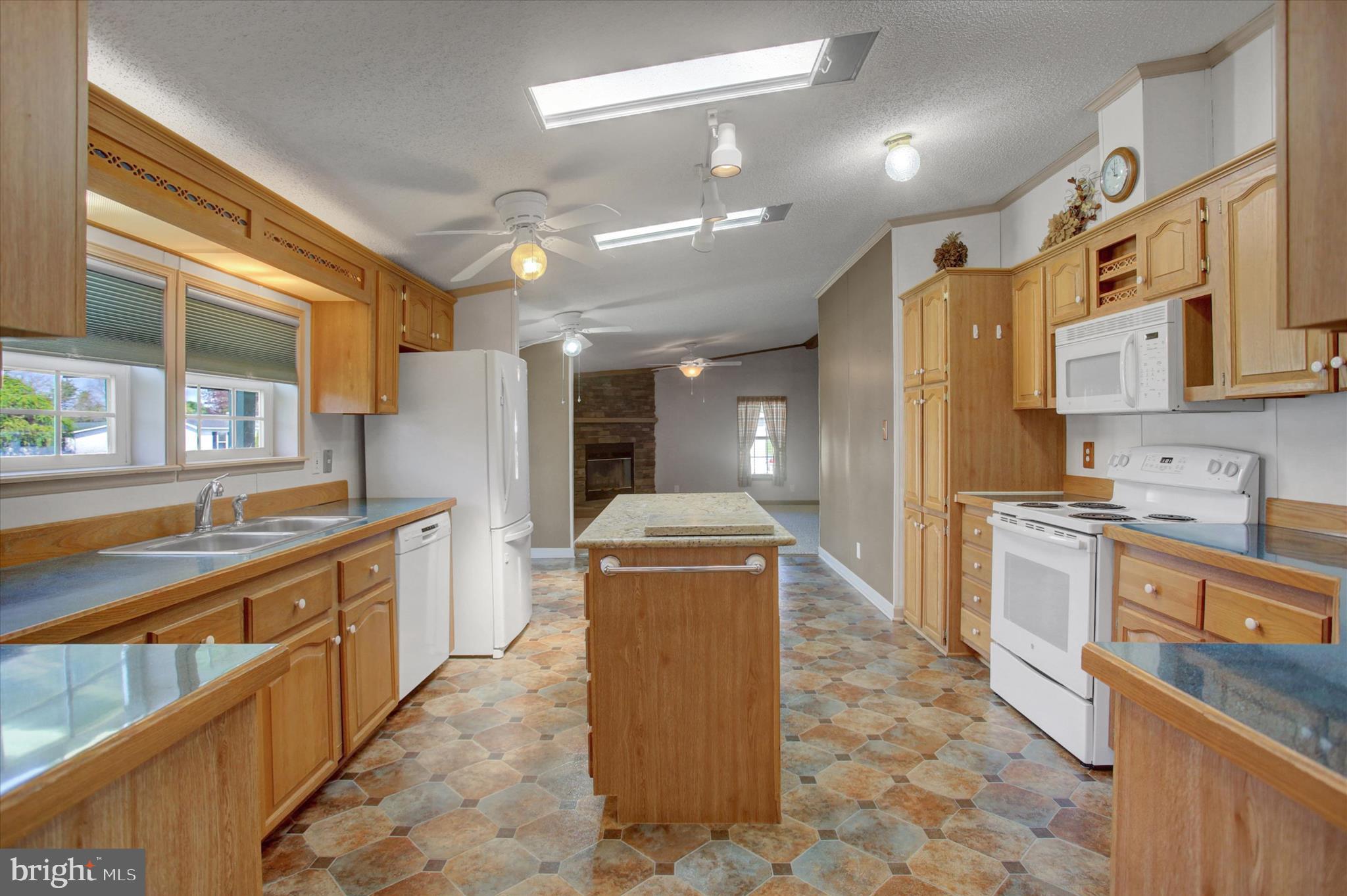 COLONIAL ESTATES - Residential