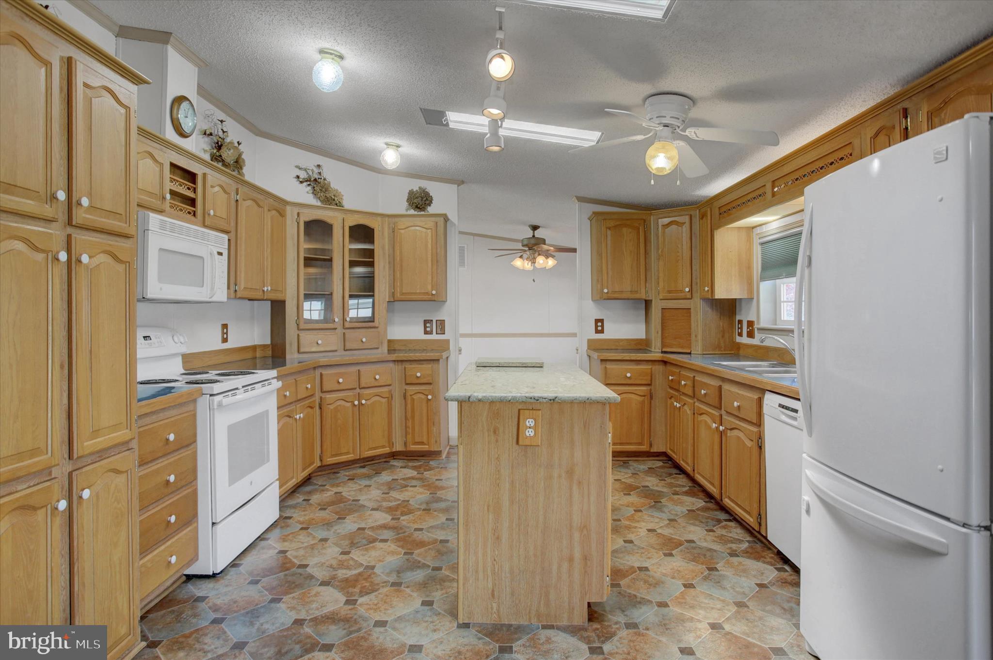 COLONIAL ESTATES - Residential