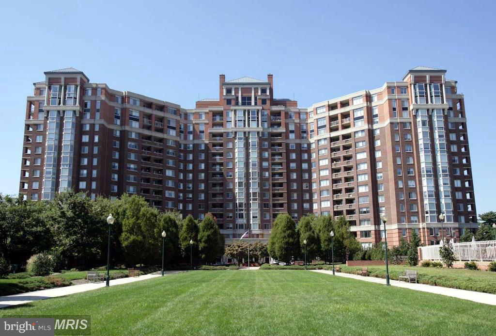 LOW PRICE!!!! EVERYTHING is updtd in this 2 BR 2 BA condo with balc in a gated community w/concierge! Freshly pntd, BAs w/ granite countertops, tile flooring in foyer, BAs and kit. Newer appli in kitchen with granite countertop. W/D in unit. Newer window shds/blinds in LR and MBR. Beaut courtyard view. Shops/rest nearby and 1 blck to WF Metro! 2 garage pkg spcs + storage.