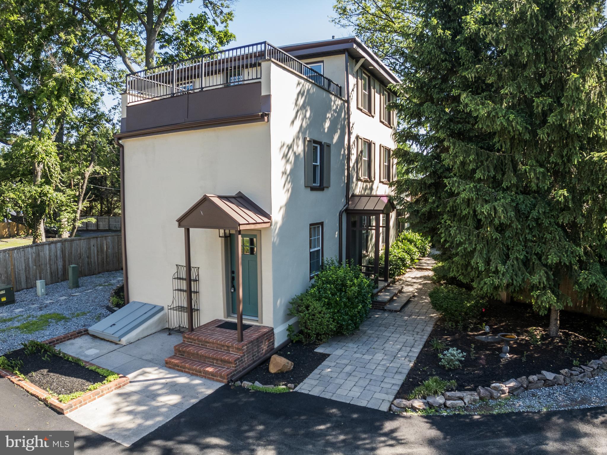 206 CARRIAGE HOUSE LANE